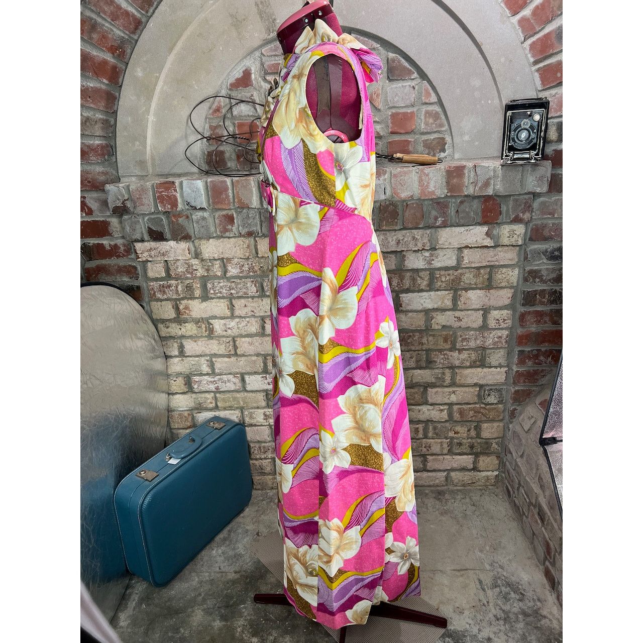 Vintage dress Hawaiian 1960s ruffle floral bright pink purple gold Size XS / US 0-2 / IT 36-38 - 5 Thumbnail