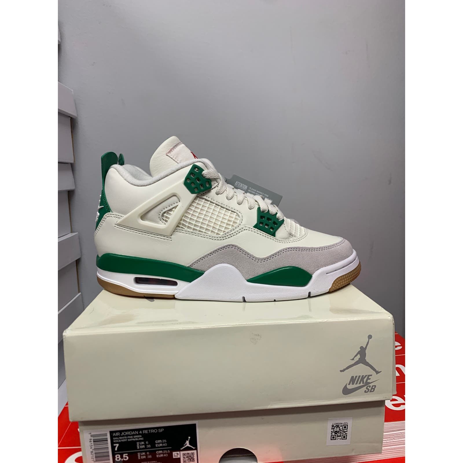 image of Nike Air Jordan 4 Retro Sb Pine Green Size 7 Ships Now Shoes in White, Men's