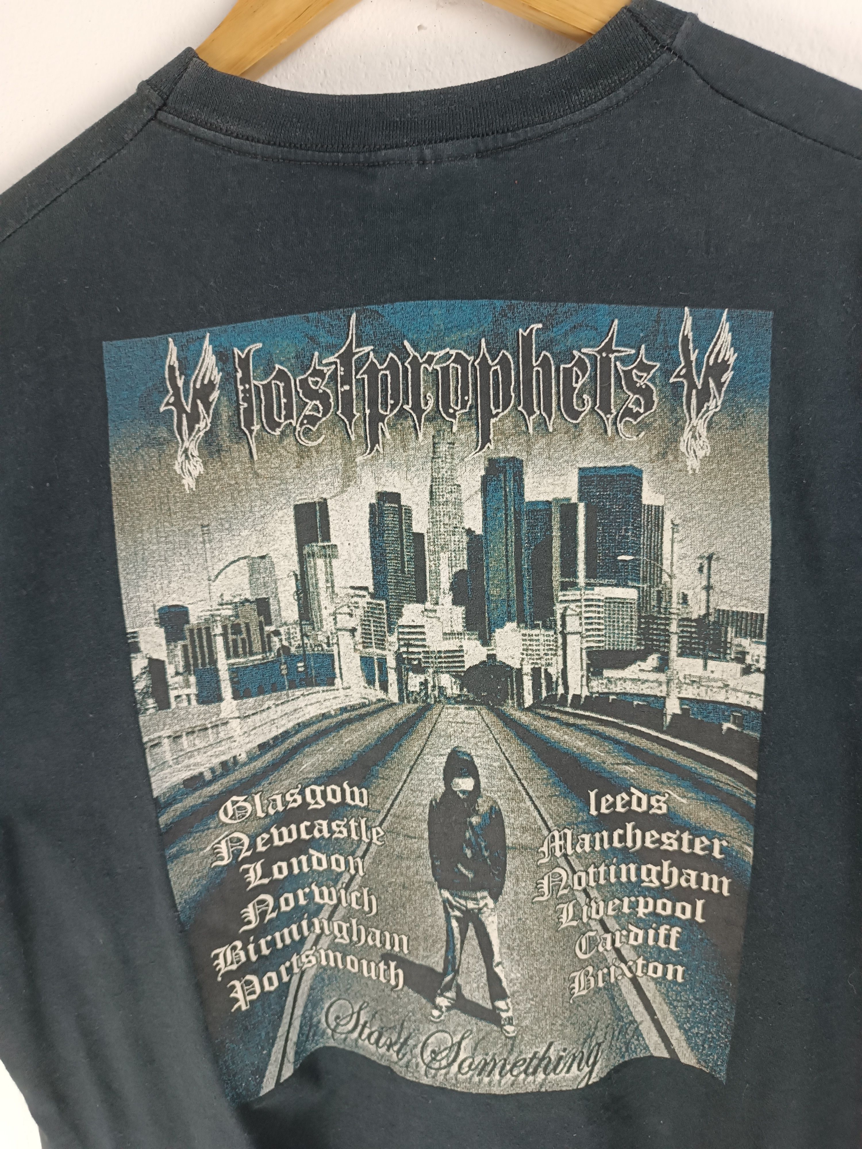 Band Tees VINTAGE 2000s LOSTPROPHETS TOUR EMO ERA BAND TEES Size US L / EU 52-54 / 3 - 13 Thumbnail