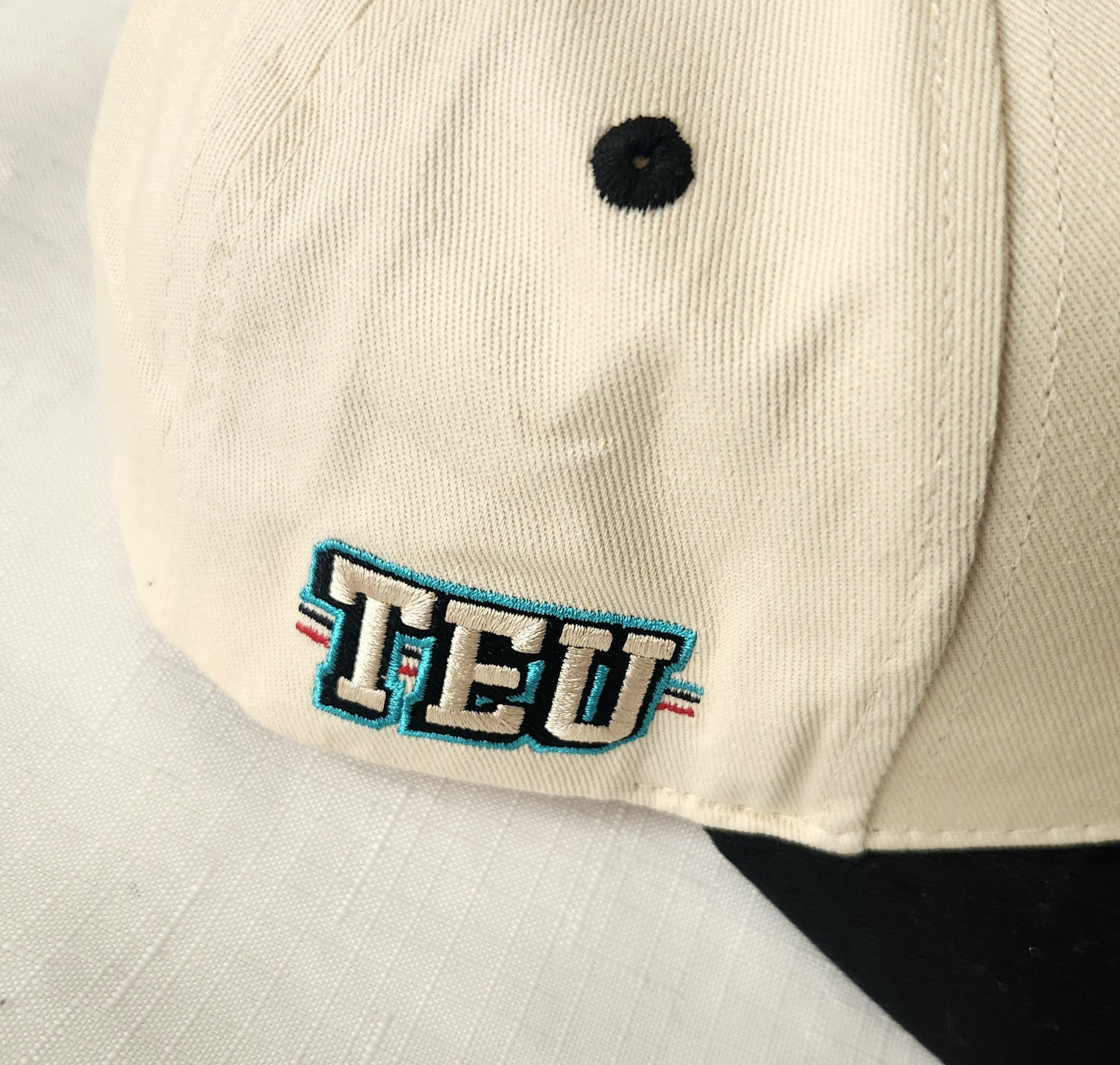 Other CLASSIC COWBOY X UTE Kelce Rare Exclusive Limited Edition Size ONE SIZE - 6 Thumbnail
