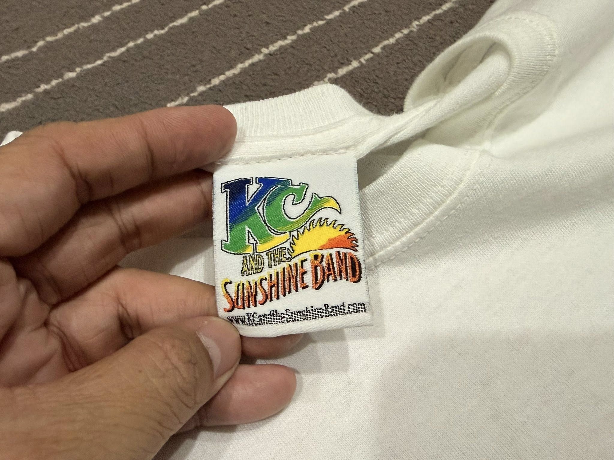 Band Tees Vintage KC AND THE SUNSHINE BAND with signature M 2764 Size US M / EU 48-50 / 2 - 9 Thumbnail