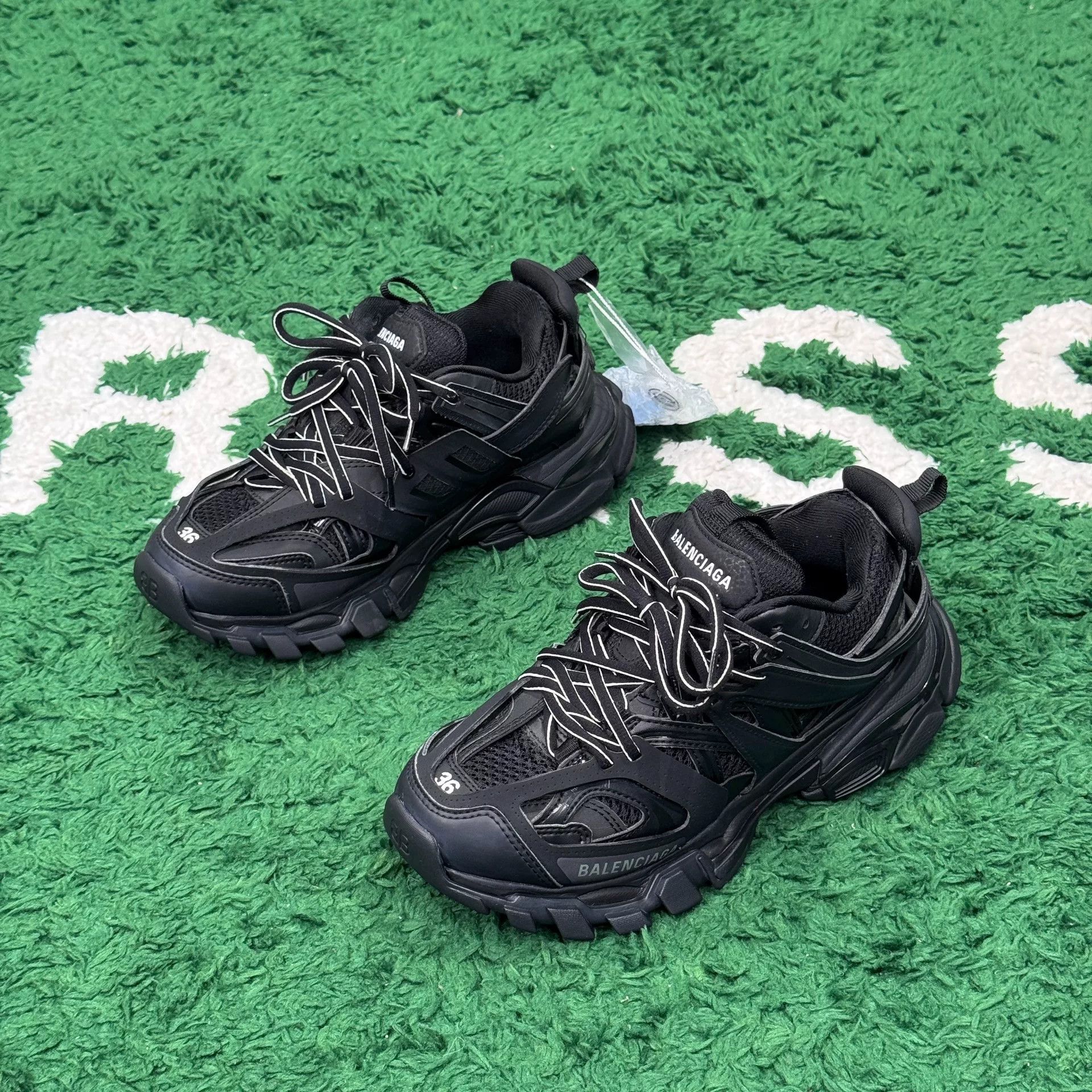 Balenciaga Balenciaga Black Lowtop Sneakers us_6 Women Size US 6 / IT 36 - 1 Thumbnail