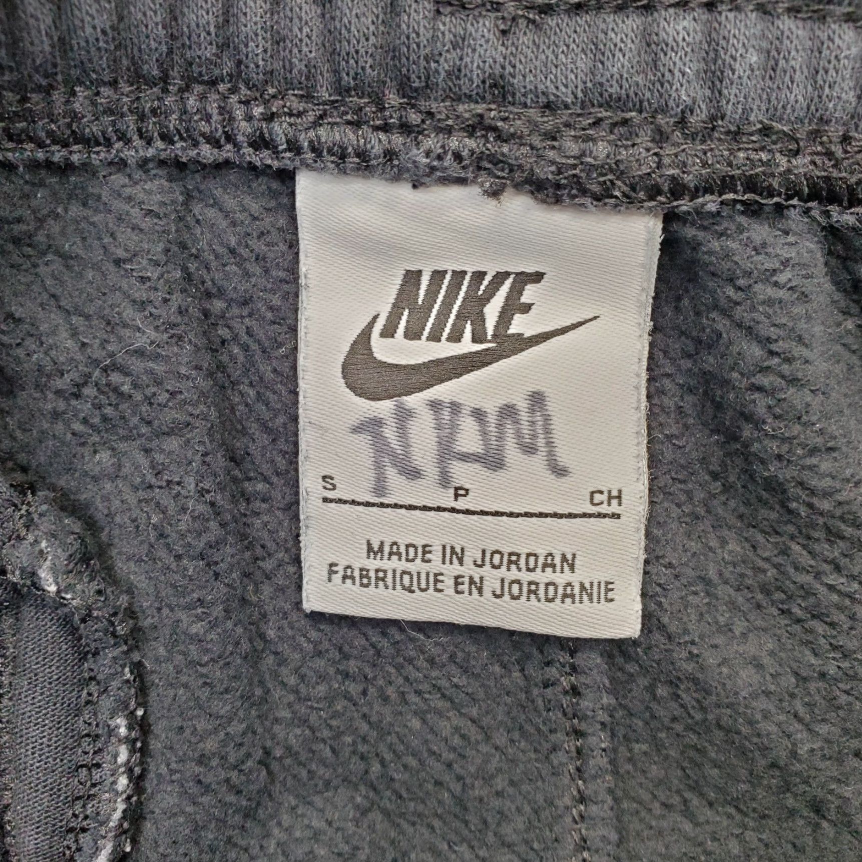Nike Nike Jogger Pant Womens Small Black Fleece Lined Elastic Waist Gym Logo Athletic Precious: 25.75" Inseam 34" Outseam 27" waist 90s? Size 28" / US 6 / IT 42 - 7 Thumbnail