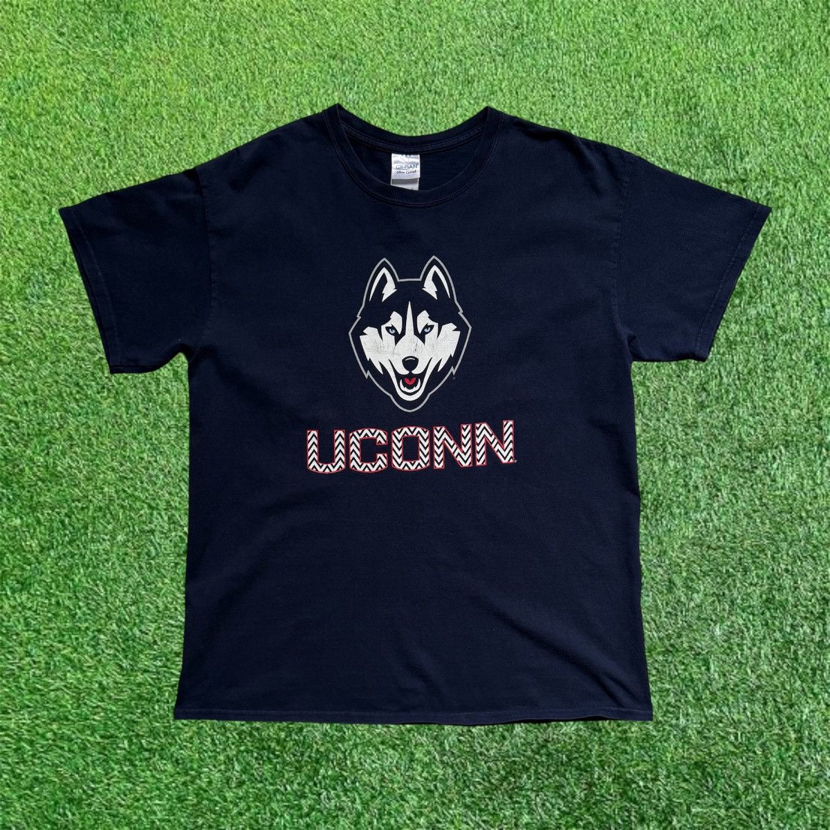 NCAA Vintage Y2K UCONN Huskies Icon Tee Size US L / EU 52-54 / 3 - 1 Thumbnail