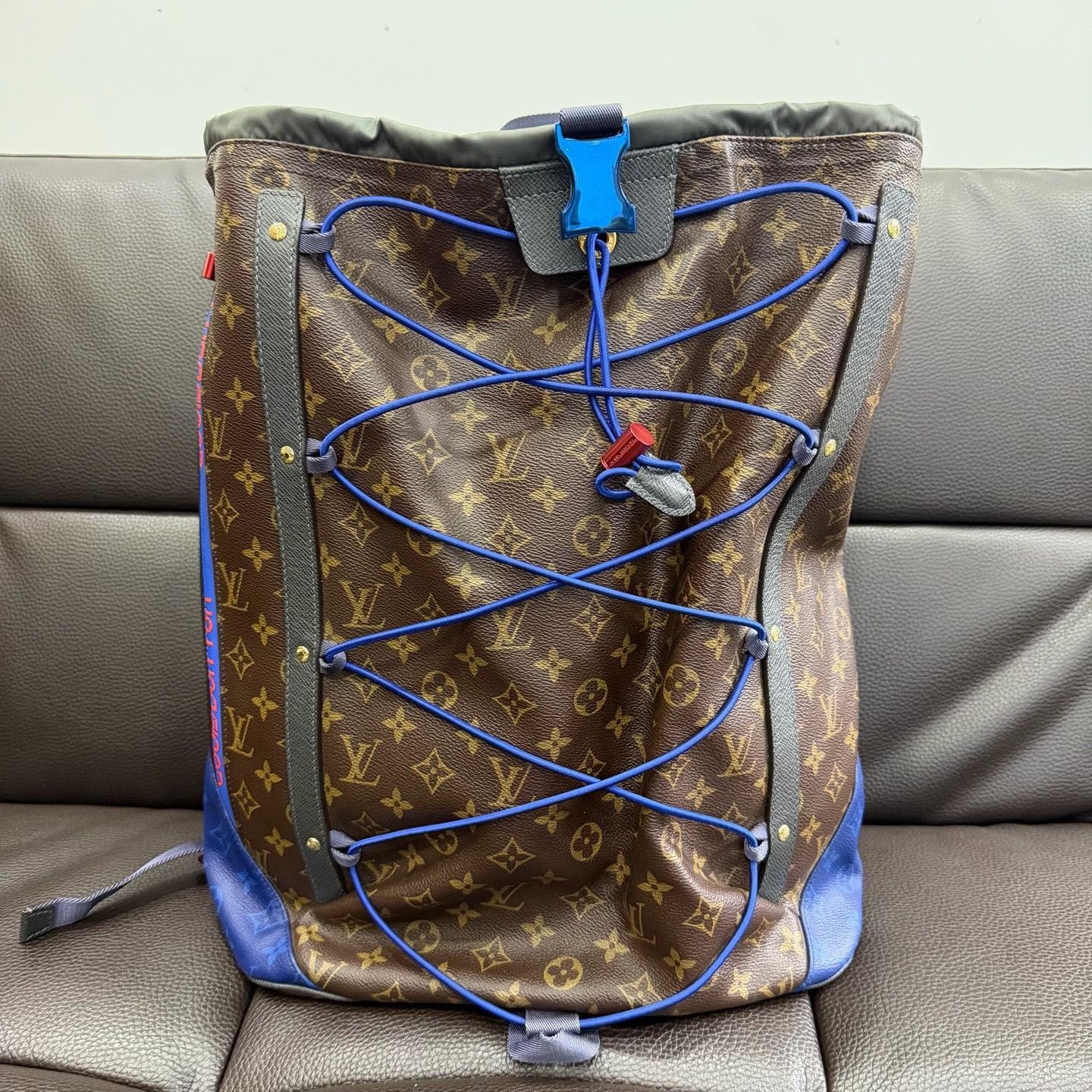 Louis Vuitton Louis Vuitton Hiking Bag one size Men Size ONE SIZE - 1 Thumbnail