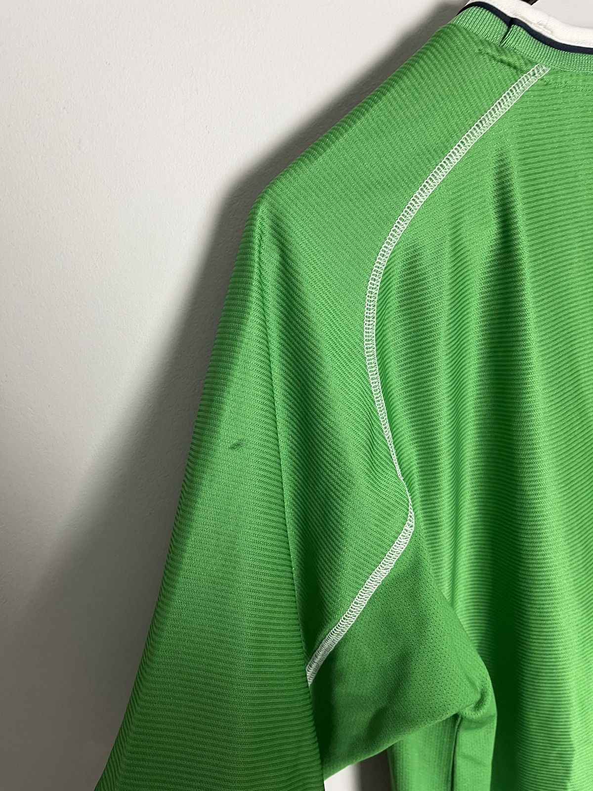 Umbro Vintage Umbro ireland 2002 SOCCER JERSEY TSHIRT Size US L / EU 52-54 / 3 - 10 Thumbnail
