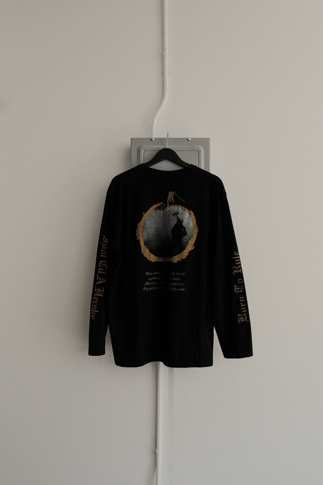 Band Tees Mortiis 1994 ‘født til å herske’ L/S Tee Size US XL / EU 56 / 4 - 2 Thumbnail