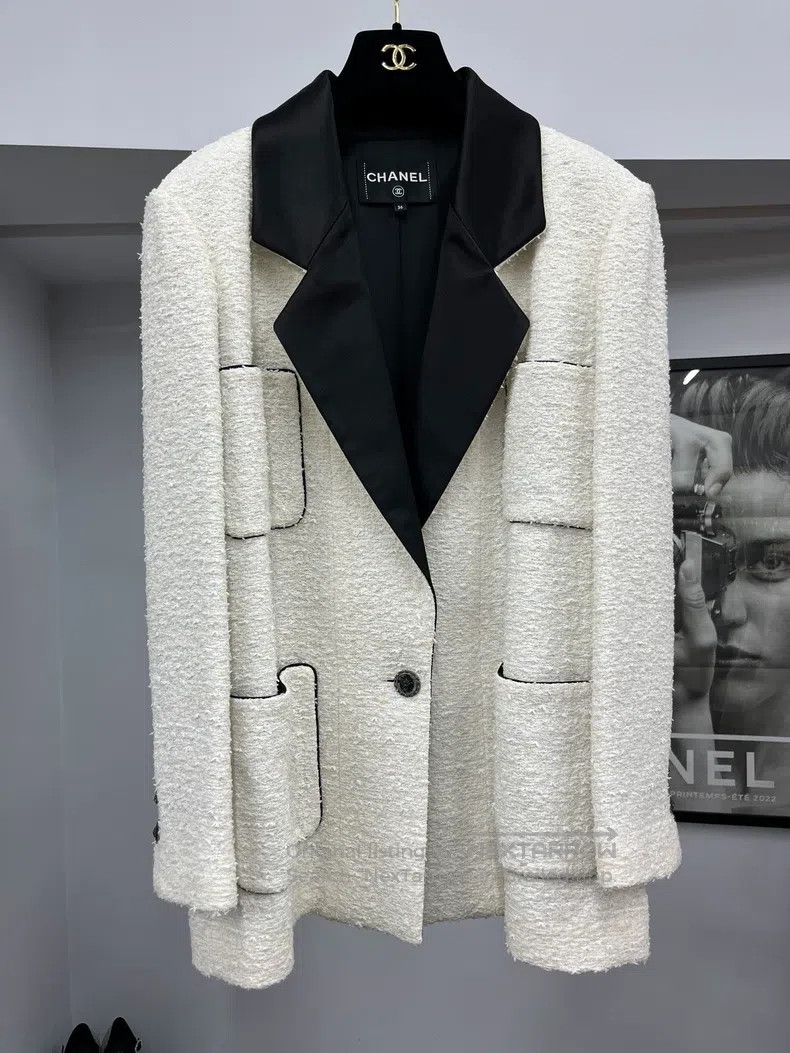 Chanel 22P black and white four-pocket jacket