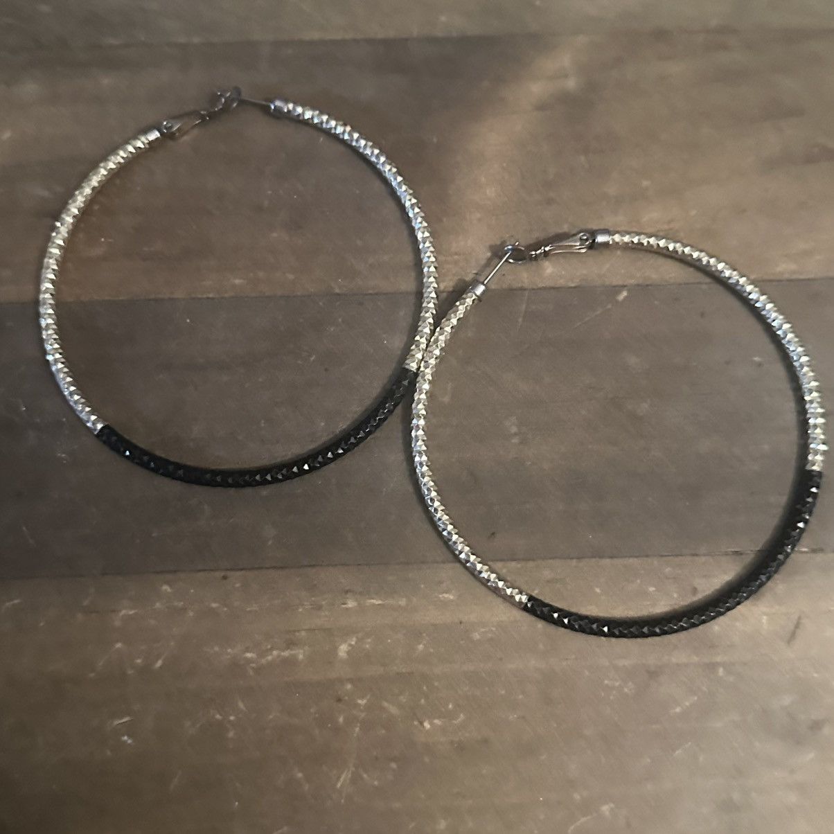 Other Gold and black diamond cut hoop earrings Size ONE SIZE - 3 Thumbnail