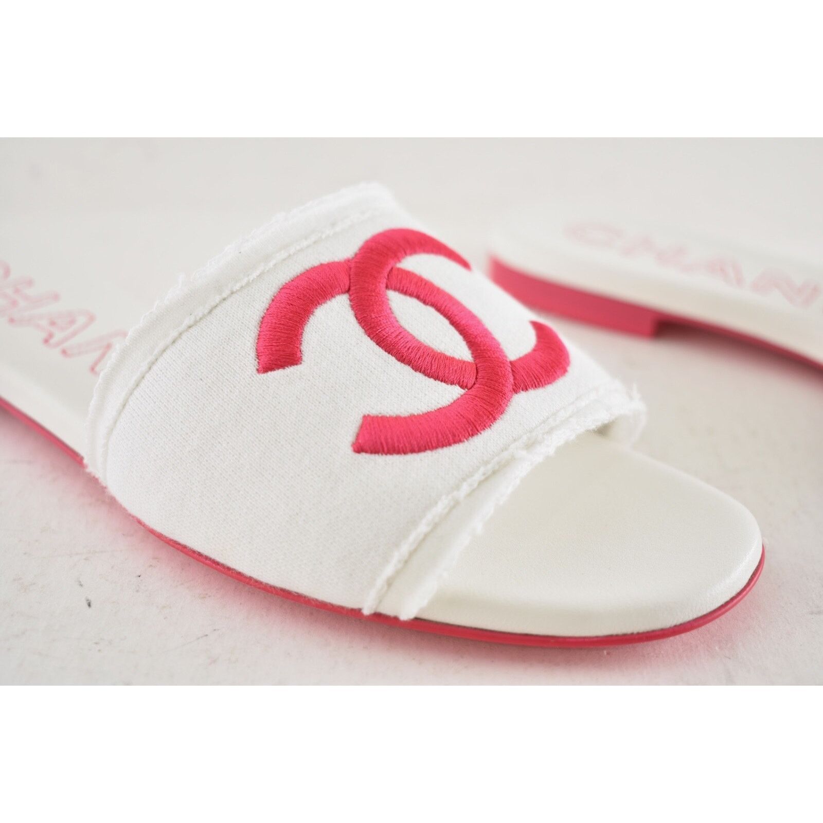 Chanel Chanel 24C White Fuchsia Pink CC Logo Fabric Knit Mule Size US 8 / IT 38 - 6 Thumbnail