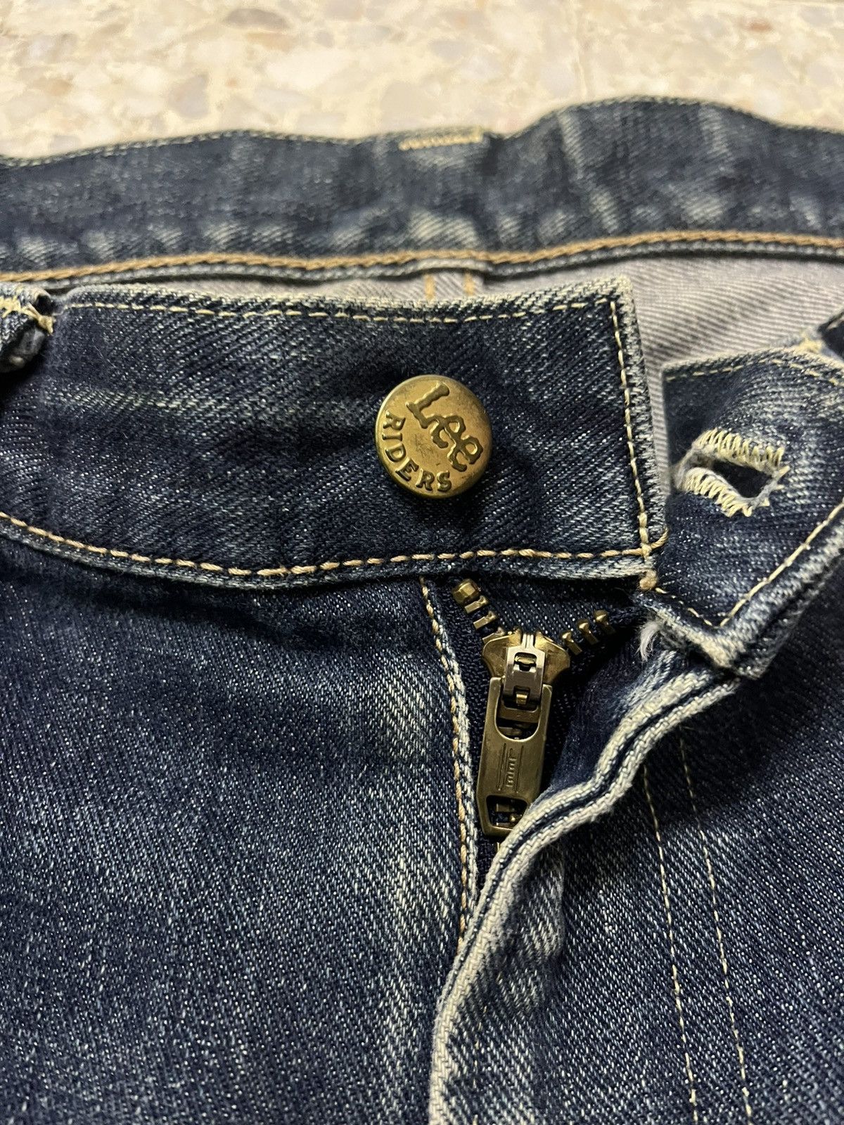 LEE Riders organic cotton distressed denim