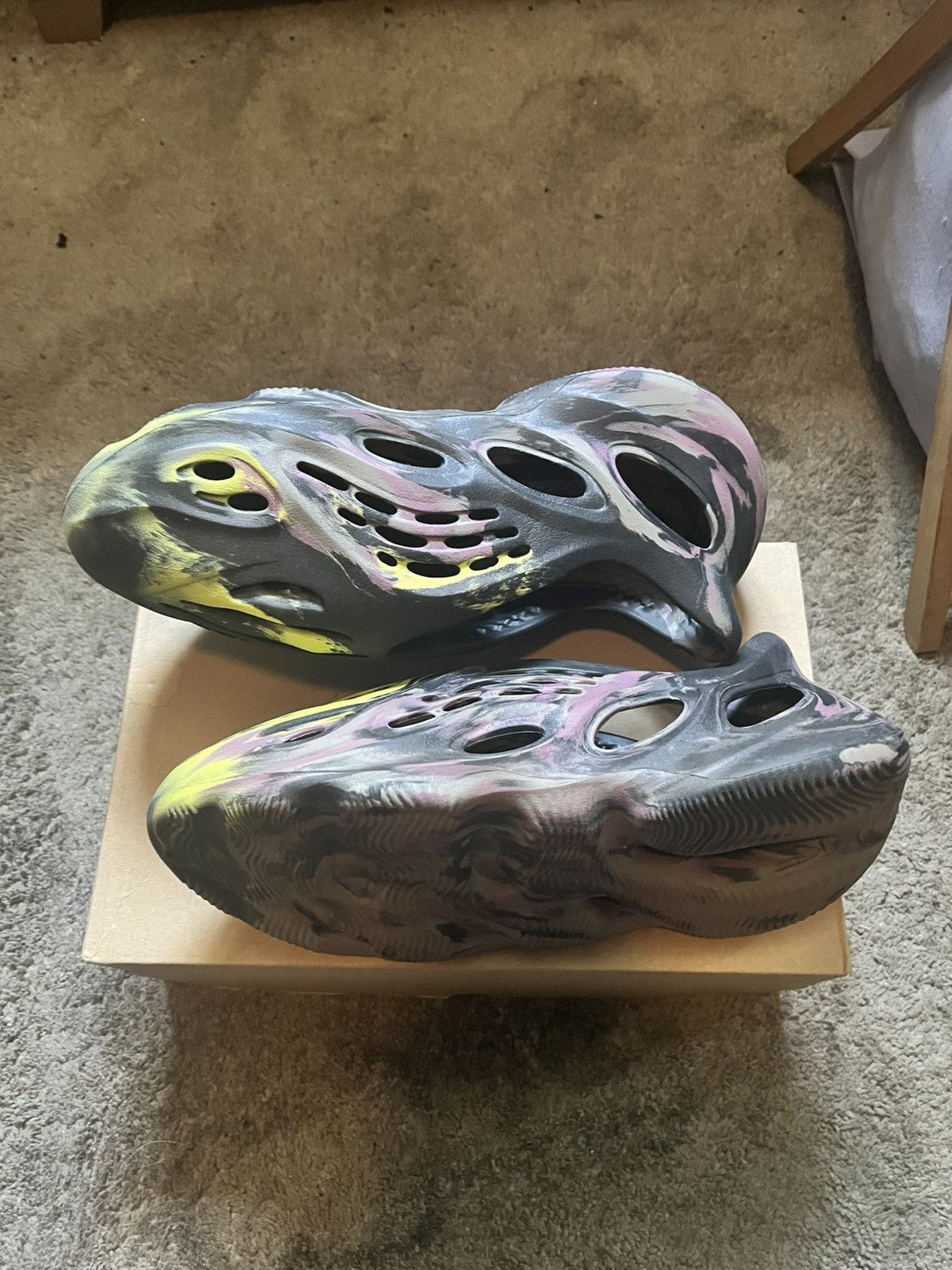 Yeezy Foam runner mx carbon size 12 new with tag Size US 12 / EU 45 - 3 Thumbnail
