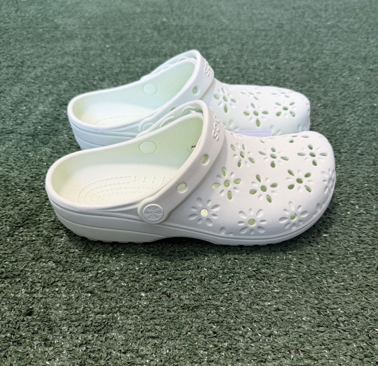 Crocs Crocs Classic Floral Cut Out Clog Jade Tint Men 5/ Women 7 Size US 7 / IT 37 - 1 Thumbnail
