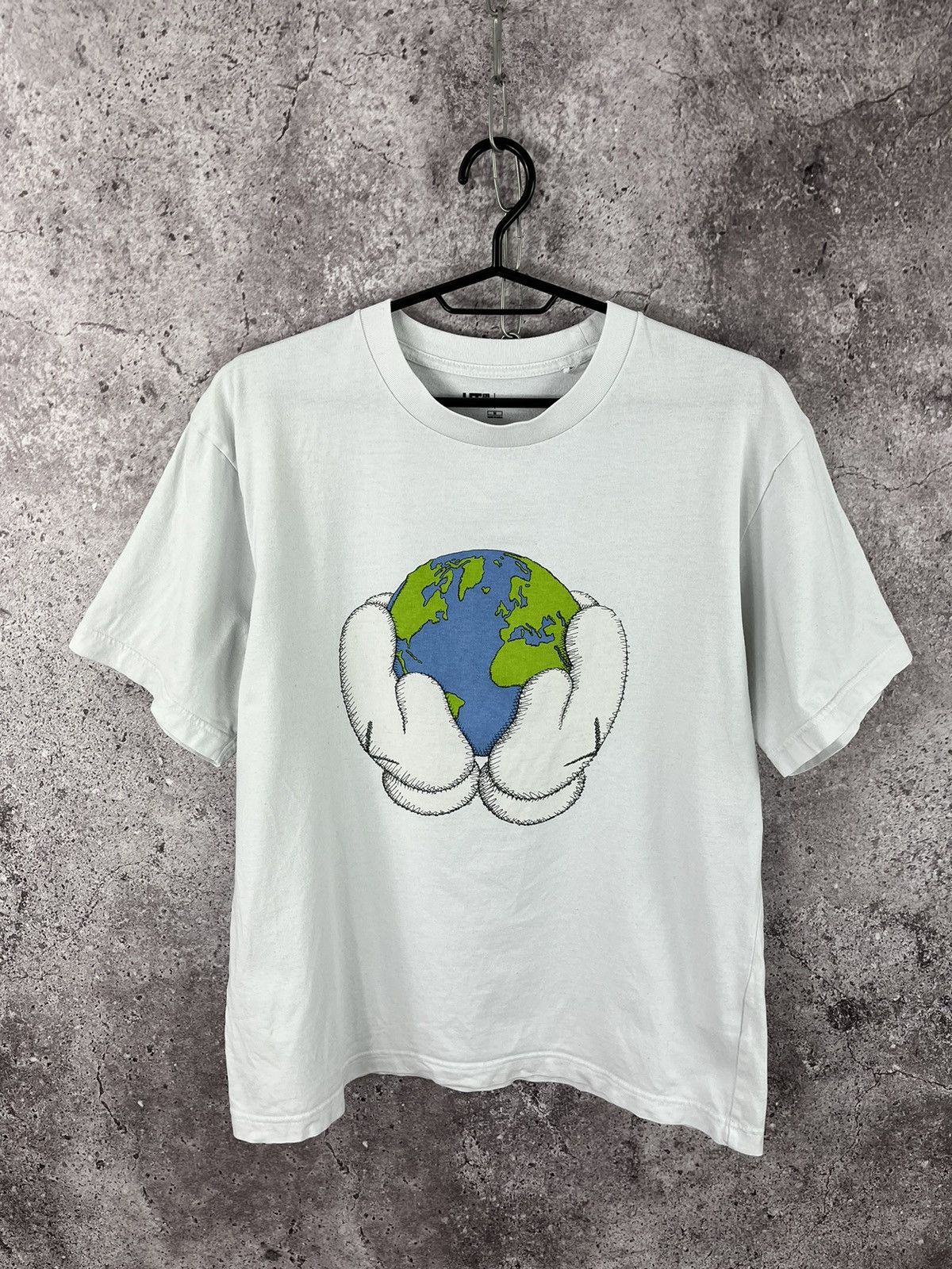 Kaws × Uniqlo Uniqlo x Kaws T-Shirt Planet Earth Big Logo Y2K Size M Size US M / EU 48-50 / 2 - 1 Thumbnail