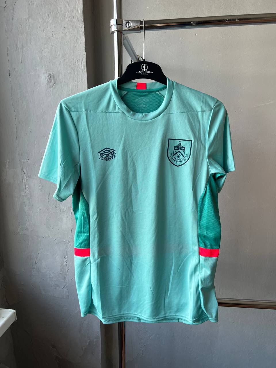Umbro NEW! 2023/24 BURNLEY FC TRAINING SOCCER FOOTBALL JERSEY SZ M Size US M / EU 48-50 / 2 - 8 Thumbnail