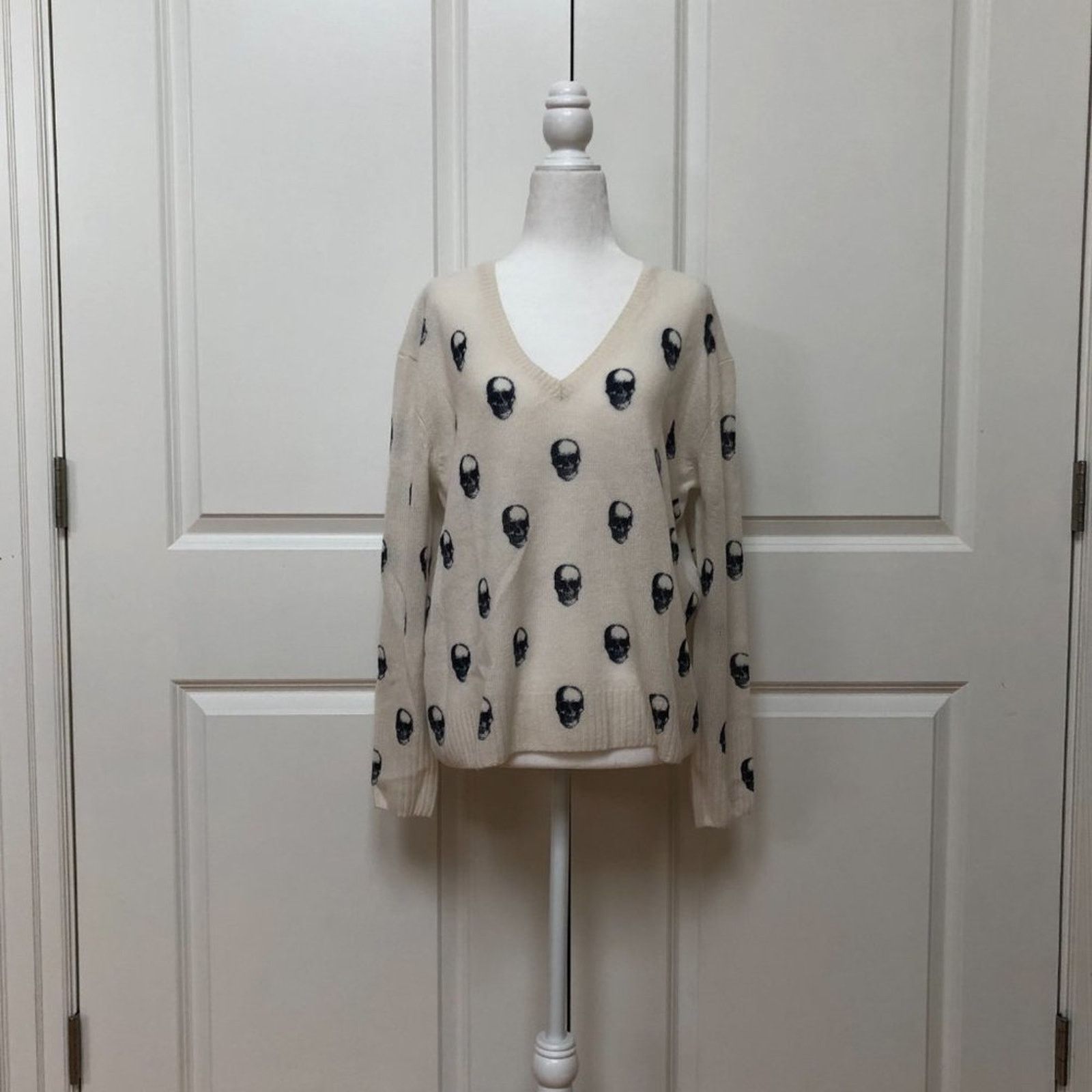 360Cashmere V-Neck Skull Print Cashmere Sweater from 360 Cashmere Size S / US 4 / IT 40 - 1 Thumbnail