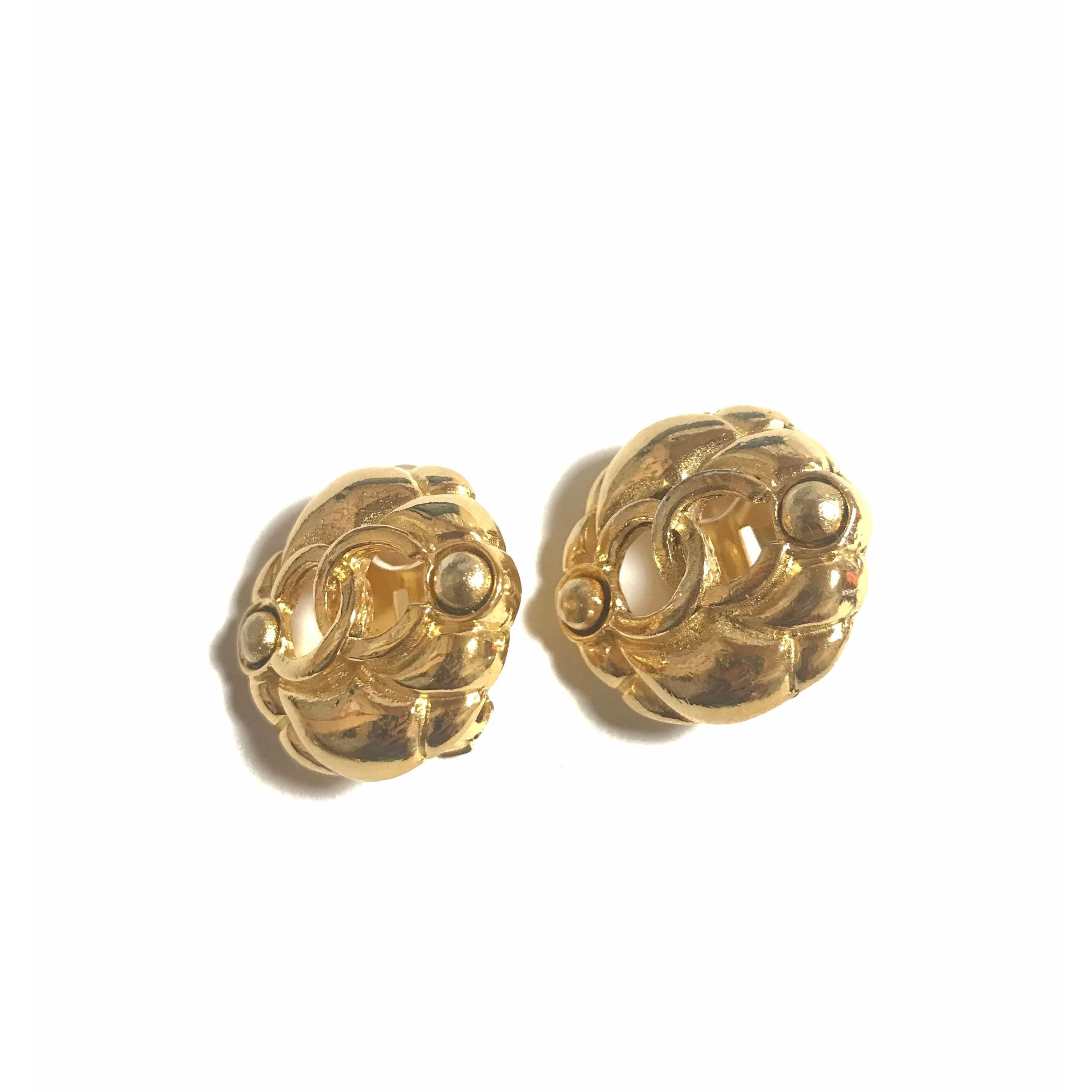 Chanel Vintage CHANEL gold tone round earrings with CC mark. Classi Size ONE SIZE - 7 Thumbnail