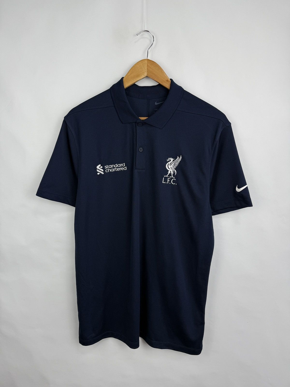 Nike 🏴󠁧󠁢󠁥󠁮󠁧󠁿 2023 Nike Liverpool LFC Standard Chartered Polo T-Shirt Size US M / EU 48-50 / 2 - 2 Thumbnail