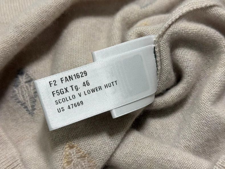 Loro Piana LORO PIANA The woman is wearing a knitted cashmere sweater Size M / US 6-8 / IT 42-44 - 7 Thumbnail