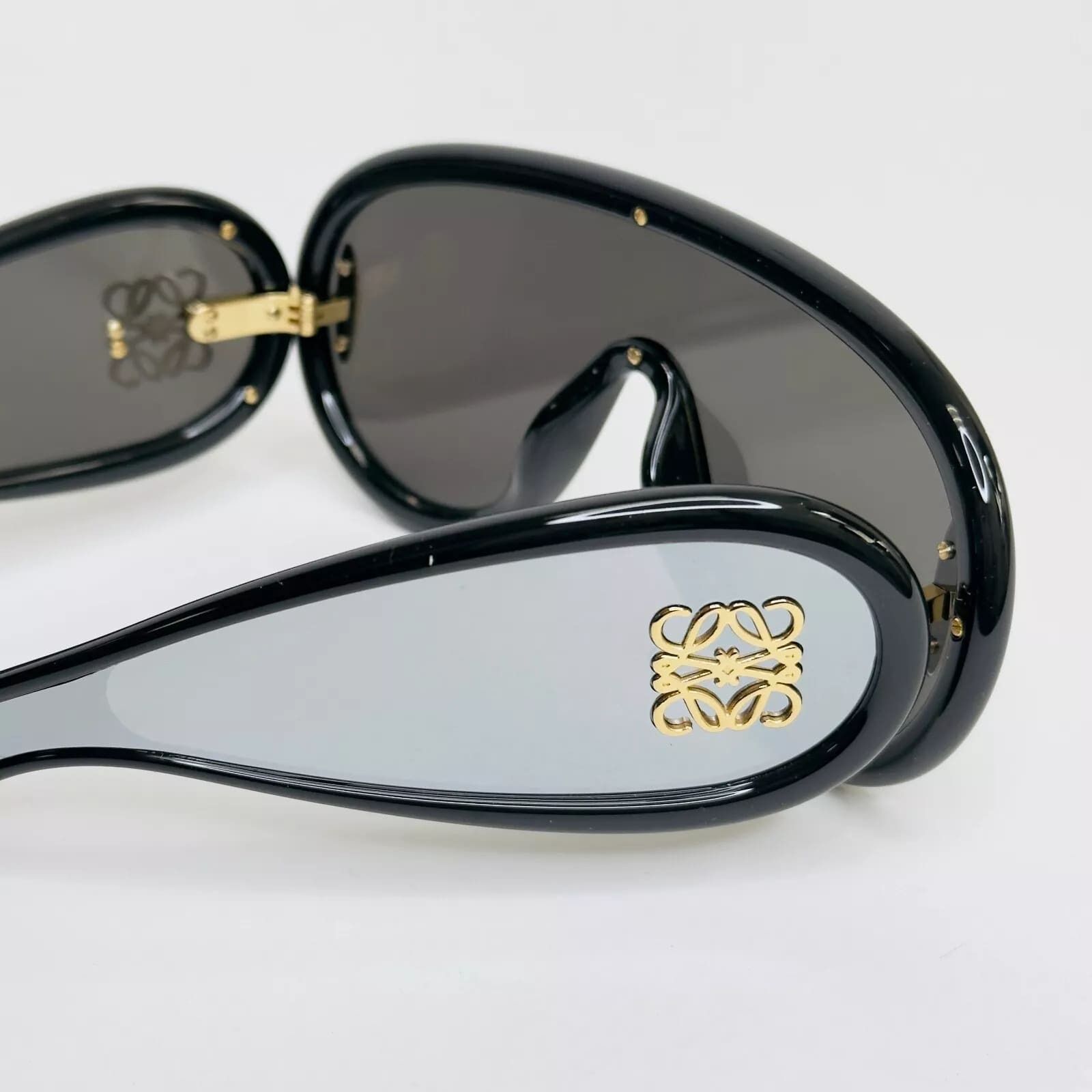 Loewe LOEWE ANAGRAM PAULA IBIZA Mask LW40108I 40108 Sunglass Size ONE SIZE - 8 Thumbnail