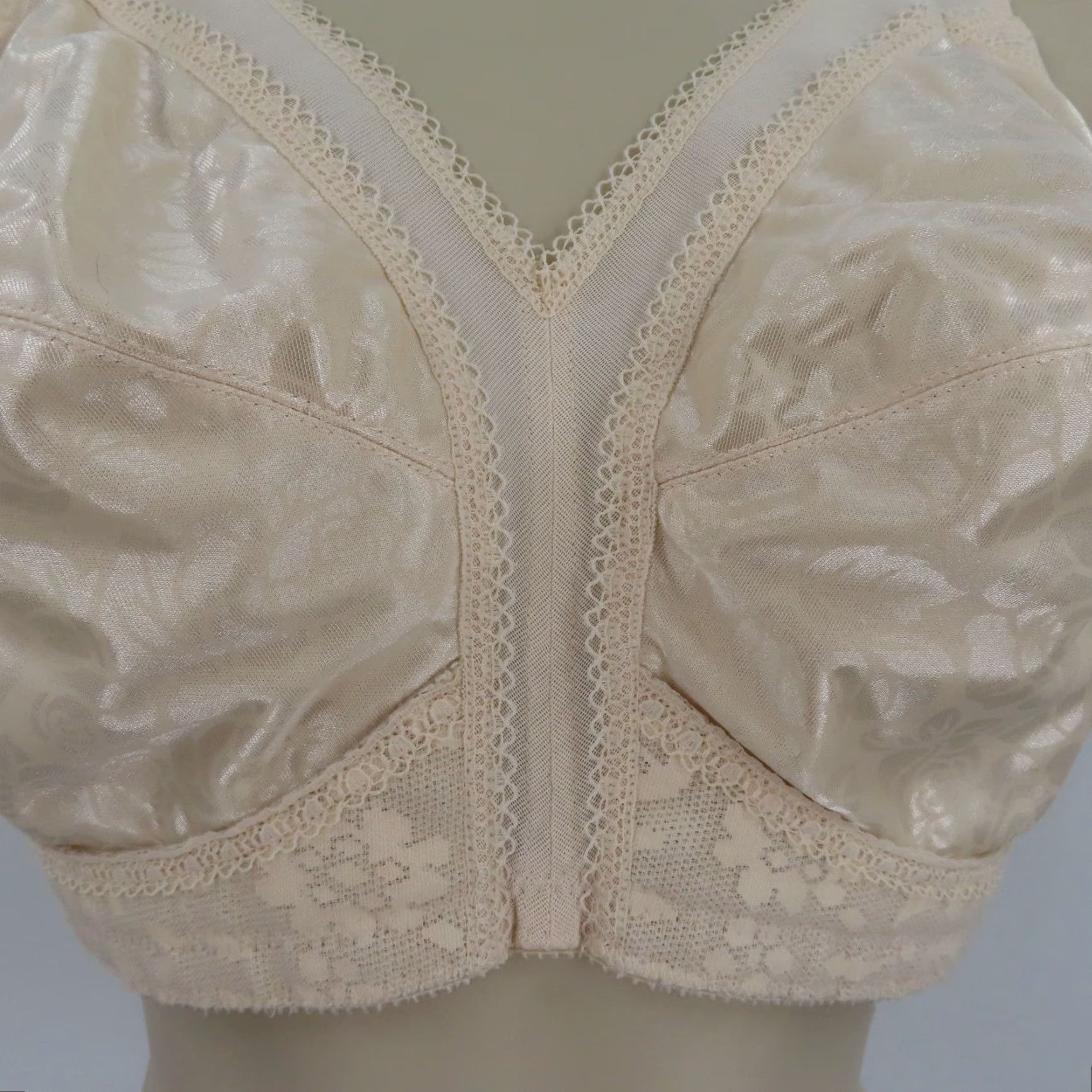 Vintage Playtex 38D Bra 18 Hour Ultimate Shoulder Comfort Wireless Beige Floral Flower T-Shirt Bra Women Size ONE SIZE - 3 Thumbnail
