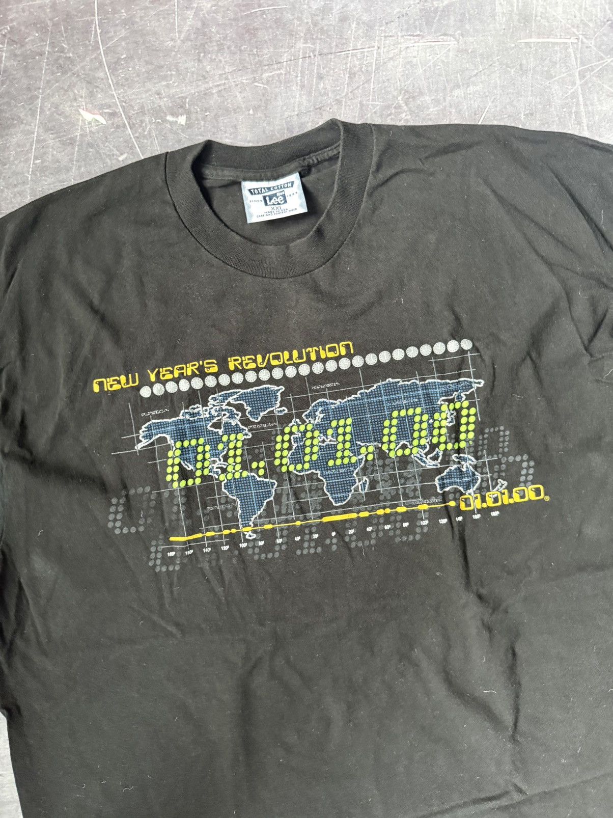 Vintage Vintage Y2K ‘New Year’s Revolution’ T-Shirt (XXL) Size US XXL / EU 58 / 5 - 3 Thumbnail