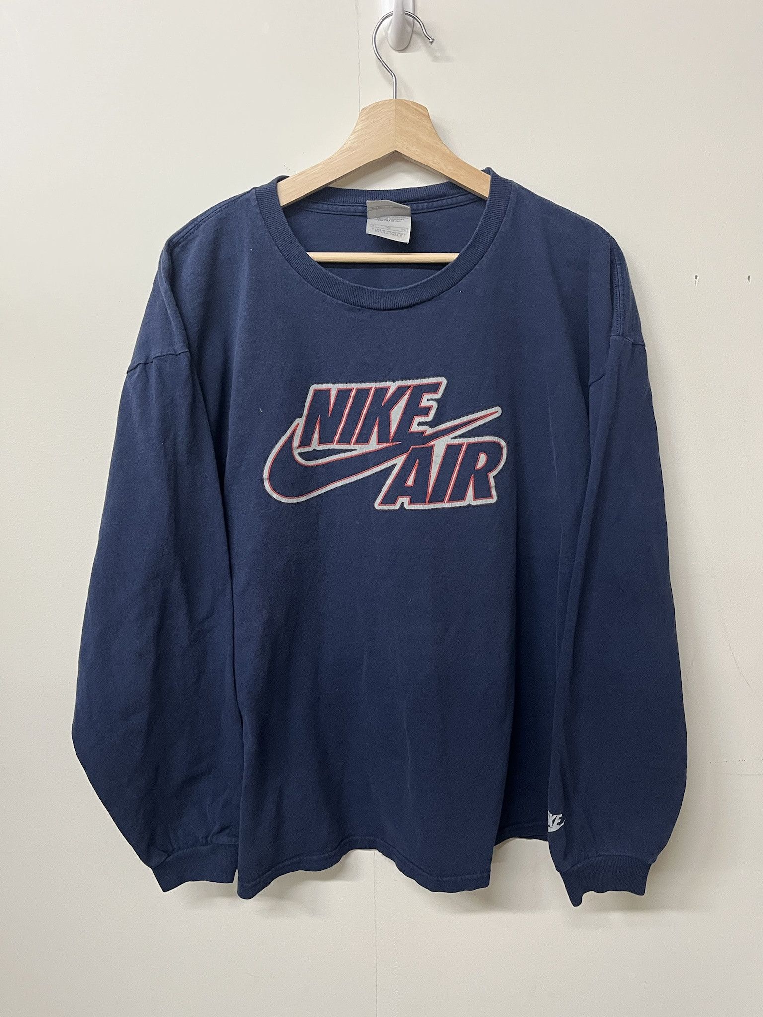 Vintage Vintage 2000s Nike Air Center Logo Longsleeve Tee Size XL Size US XL / EU 56 / 4 - 1 Thumbnail