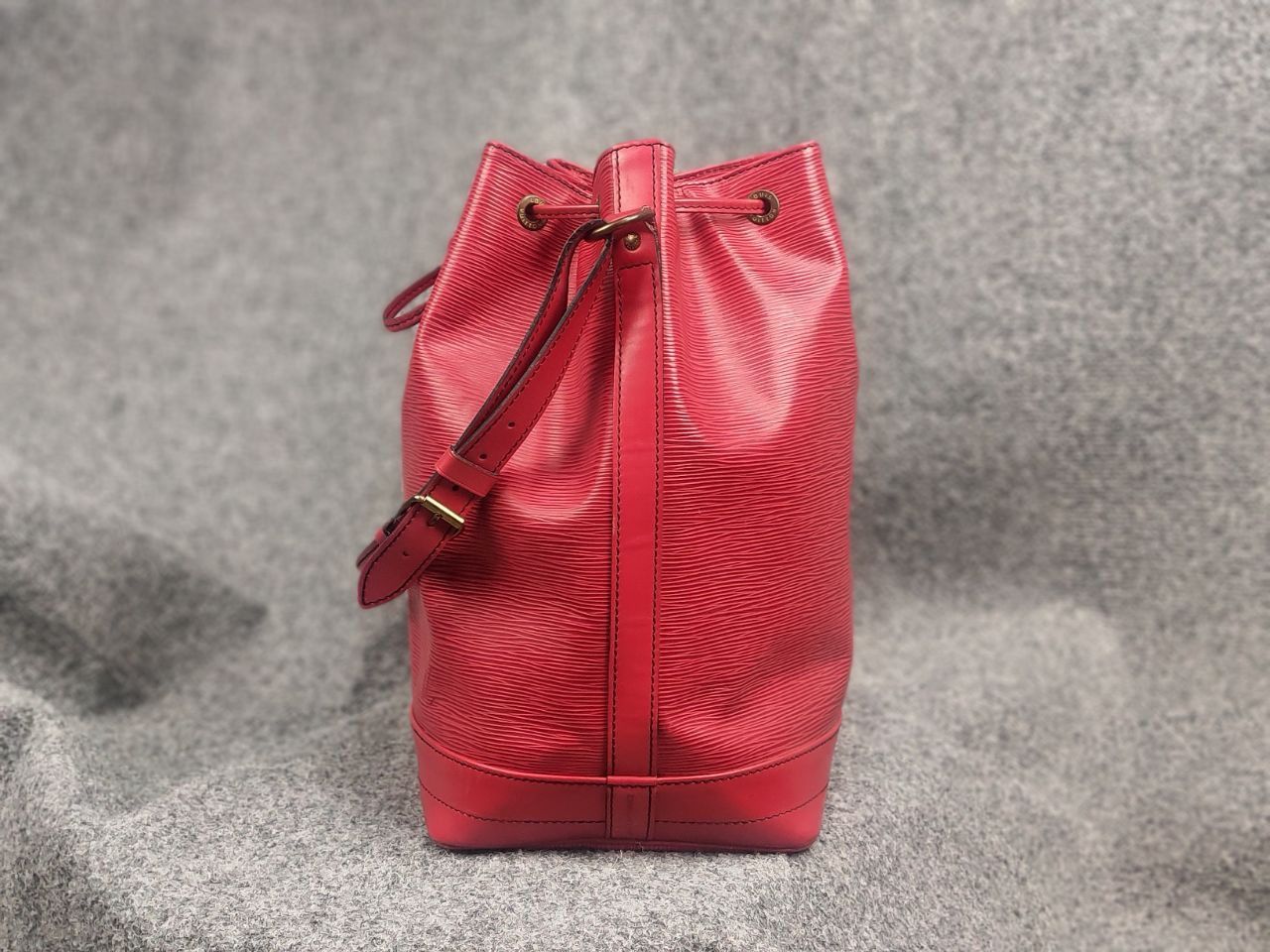 Louis Vuitton Louis Vuitton Noé Epi Vintage authentic Shoulder Red Bag Size ONE SIZE - 3 Thumbnail