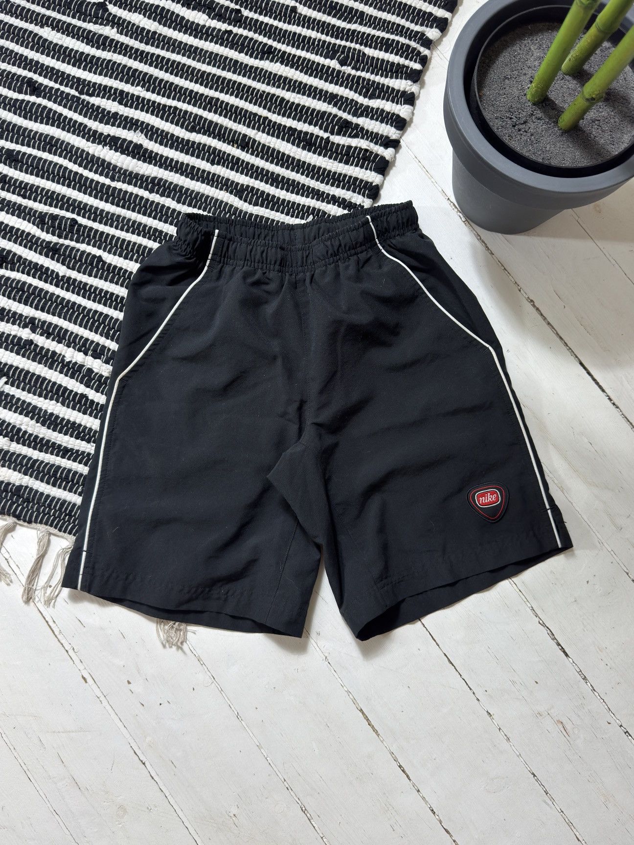 Nike VINTAGE NIKE 2000s MINI SWOOSH SHORTS Size 26" / US 2 / IT 38 - 1 Thumbnail