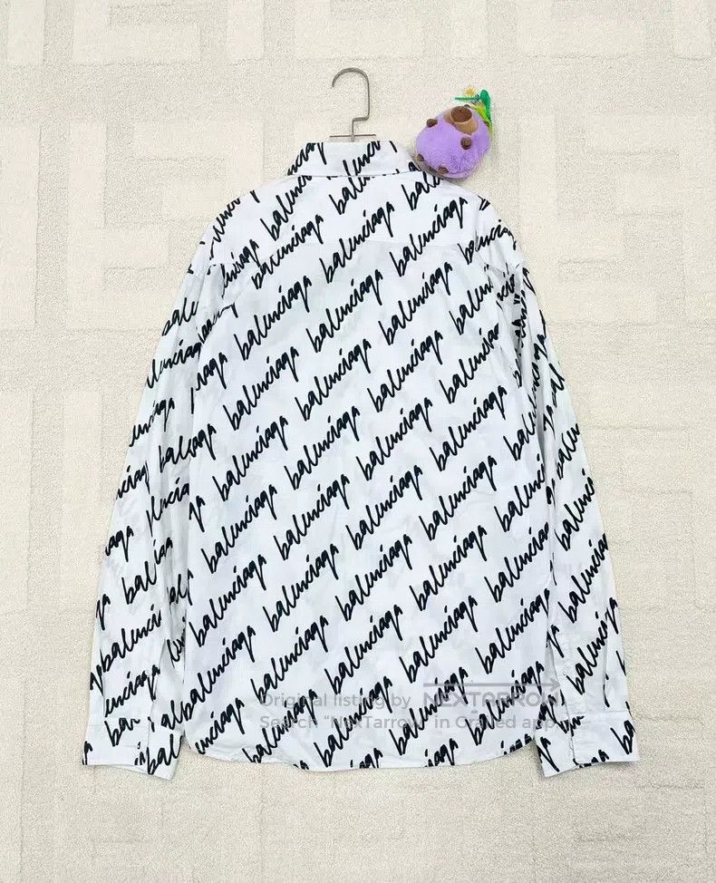 Balenciaga Balenciaga size 37 White cursive full print letter logo sh Size US S / EU 44-46 / 1 - 2 Thumbnail