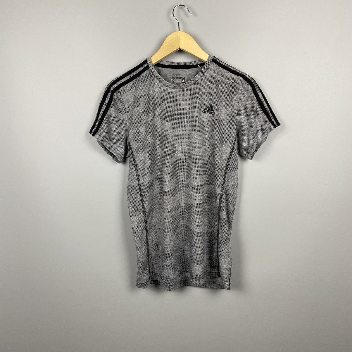 Adidas (S) Adidas essentials sport graphic camo print tee Size US S / EU 44-46 / 1 - 1 Thumbnail
