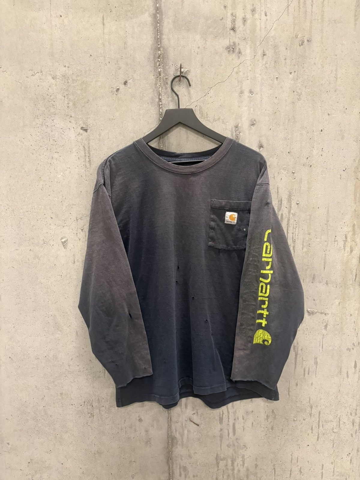 Vintage Vintage Carhartt Logo Shirt Faded Thrashed Grunge Band Size US XL / EU 56 / 4 - 1 Thumbnail