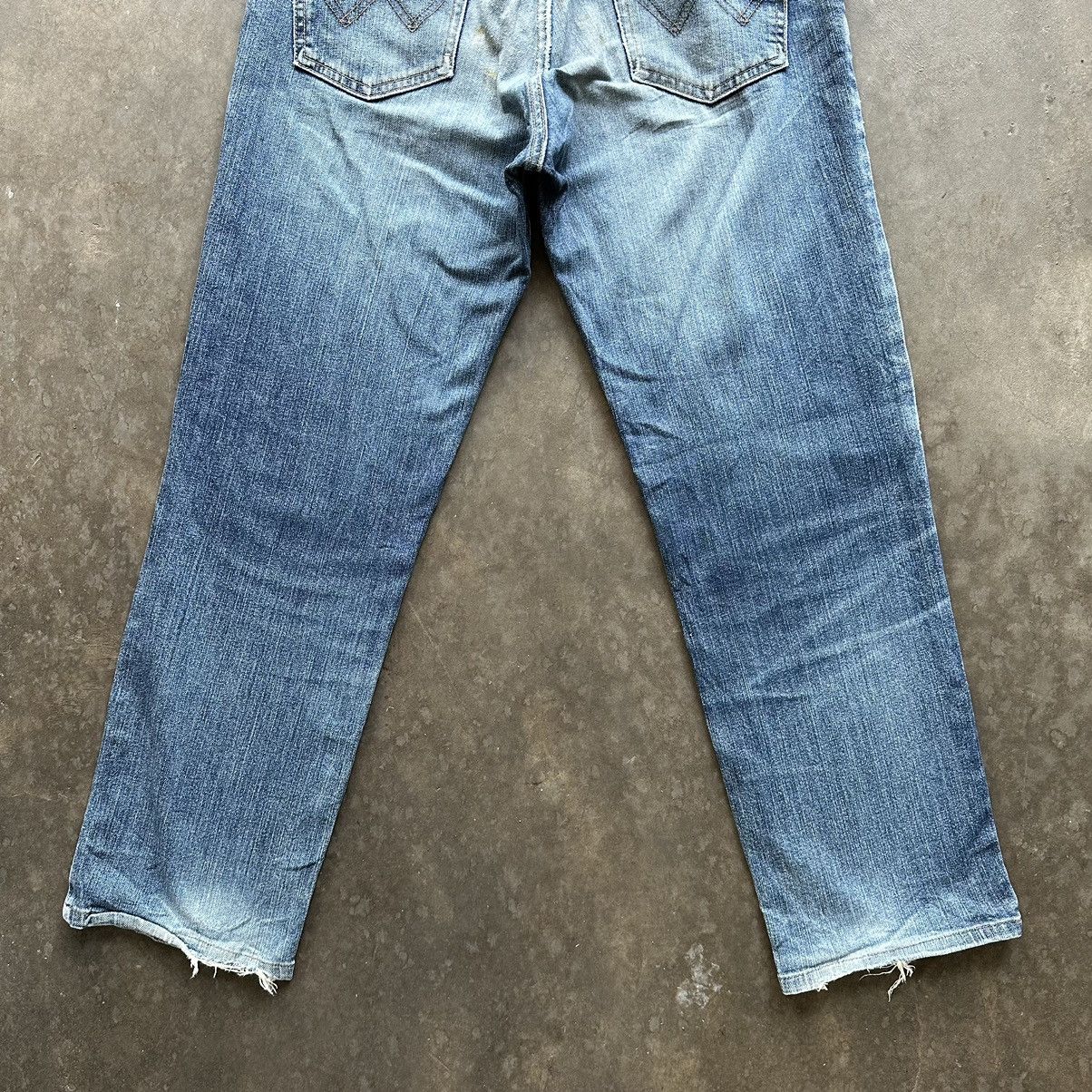 Japanese Brand × Jean × Vintage Vintage Wrangler Distressed Faded Denim Jean Pant W34 Size US 34 / EU 50 - 10 Thumbnail