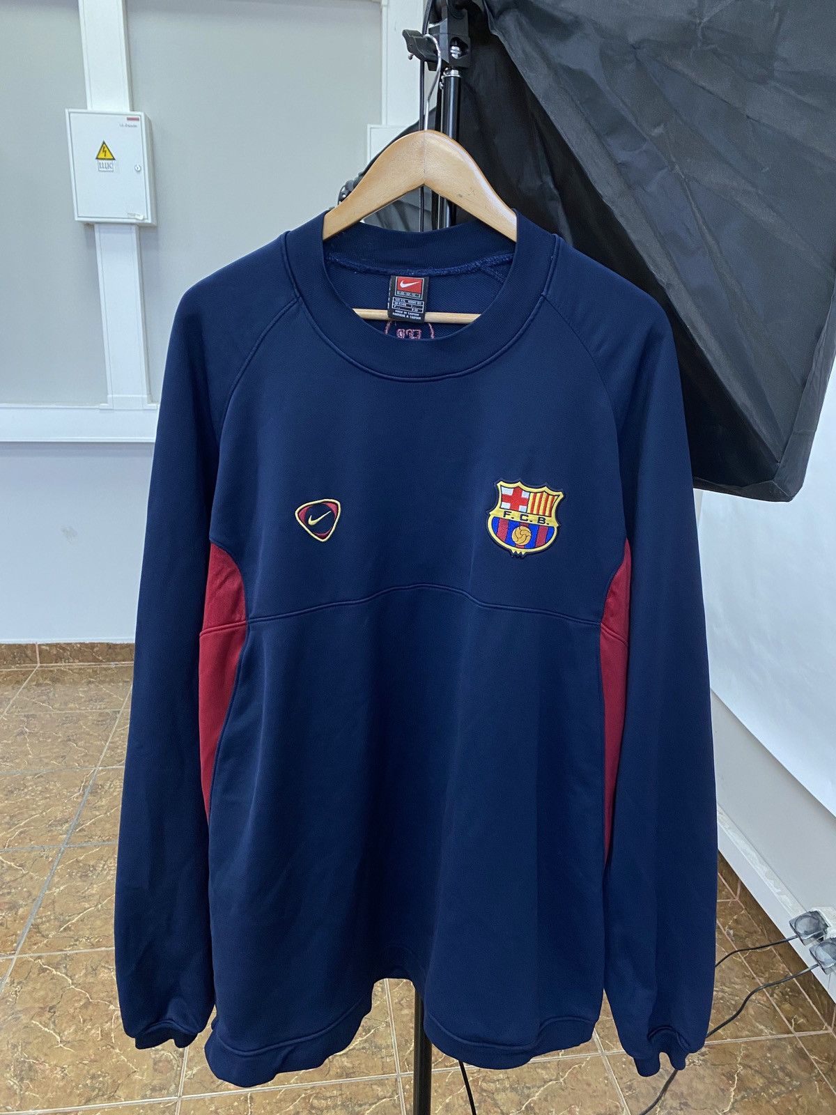 image of F C Barcelona x Nike Vintage 90's F. C. Barcelona Nike Soccer Sweatshirt Y2K in Dark Blue (Size 2XL