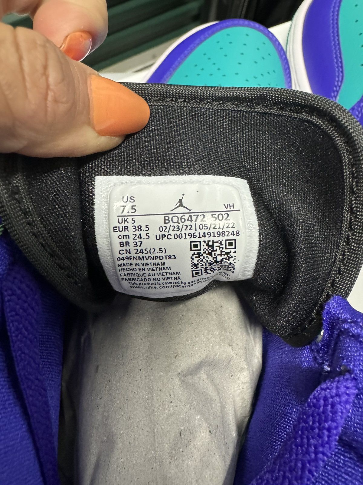 Jordan Brand Size 7.5 - Air Jordan 1 Mid Black Grape W BRAND NEW WITH BOX Size US 7.5 / IT 37.5 - 7 Thumbnail