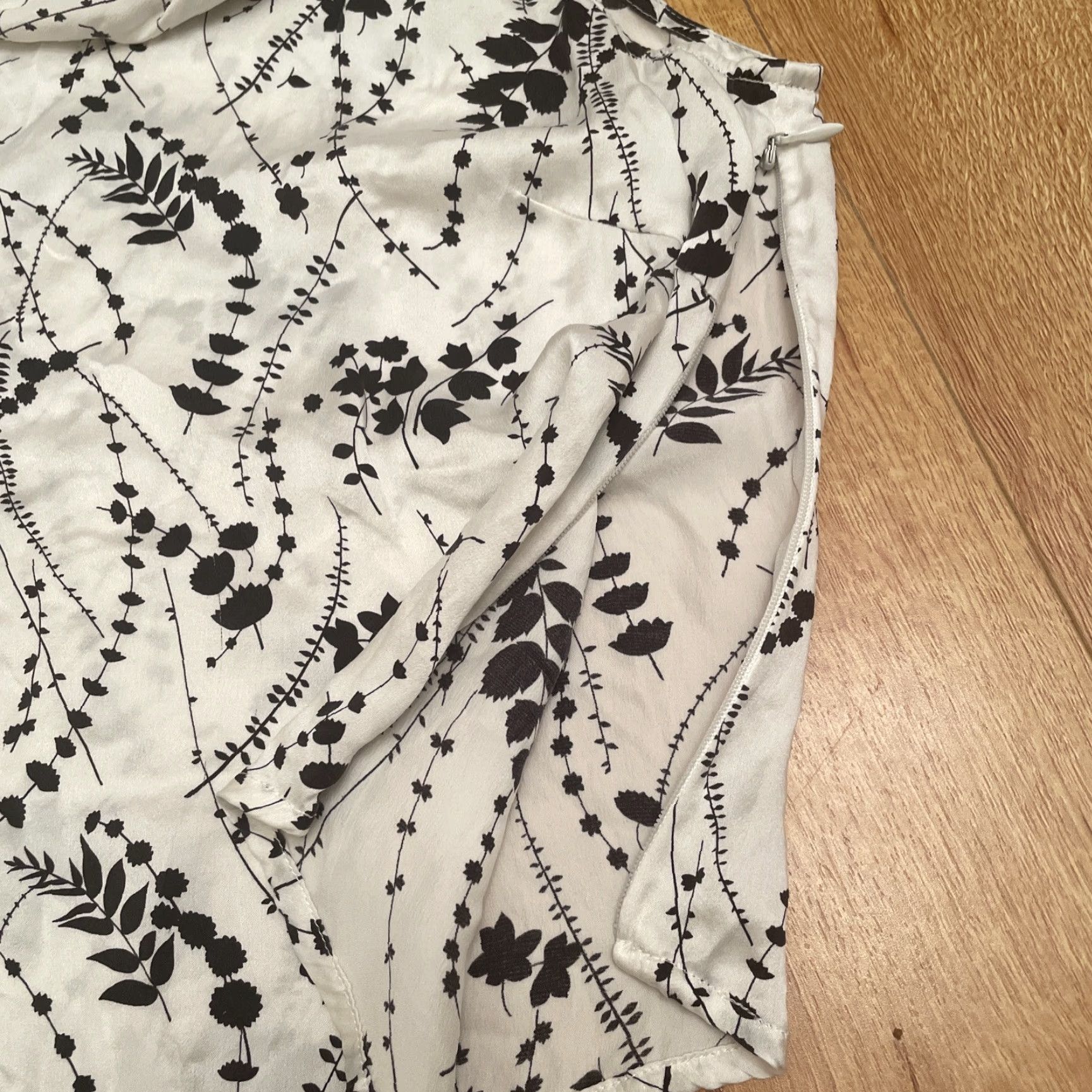 Vintage **Anna and Frank Silk Sleeveless Ivory Blouse Floral MP Romantic** User: Anna and Frank Silk Sleeveless Ivory Blouse Floral MP Romantic Size M / US 6-8 / IT 42-44 - 7 Thumbnail