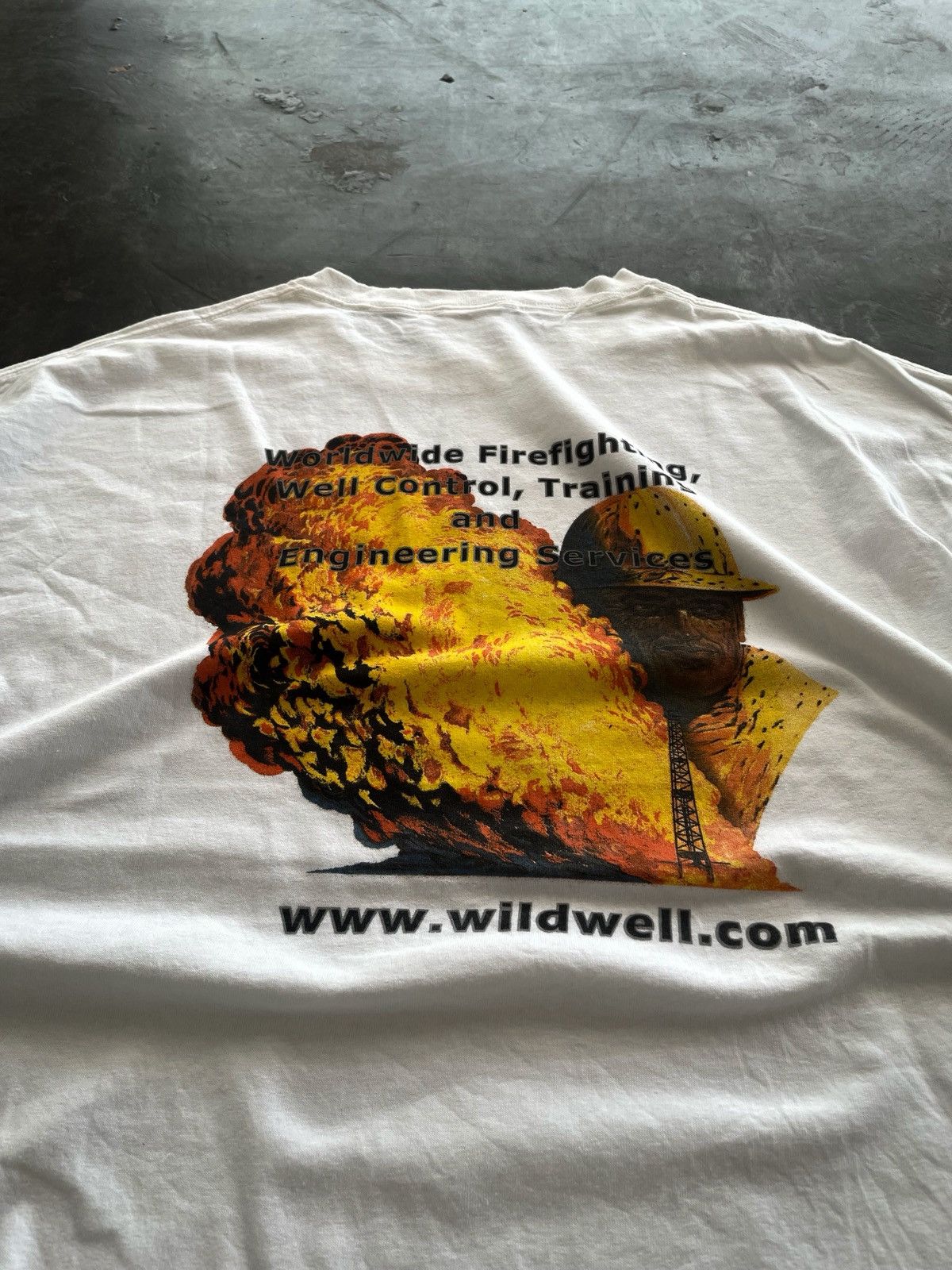 Delta Vintage Wild Well Control Firefighter Graphic Tee Size US XL / EU 56 / 4 - 4 Thumbnail