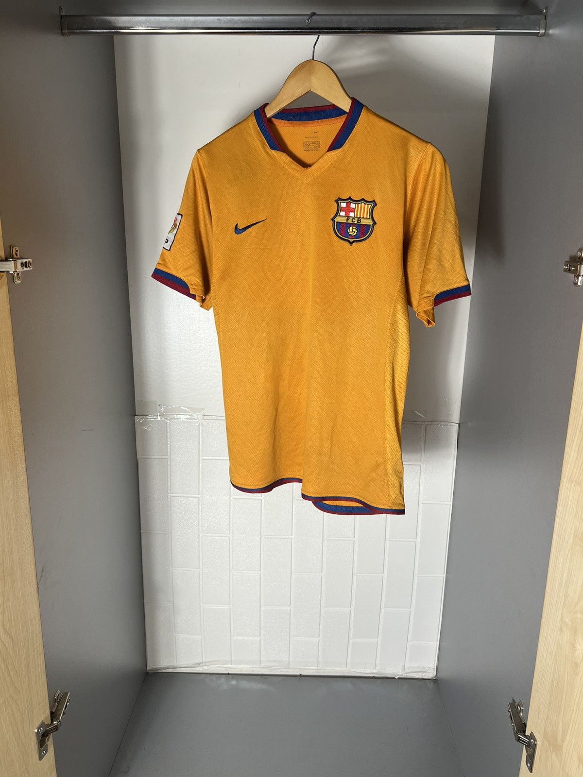 Nike VINTAGE NIKE FC BARCELONA SPAIN SOCCER JERSEY RETRO Y2K 90s Size US S / EU 44-46 / 1 - 2 Thumbnail