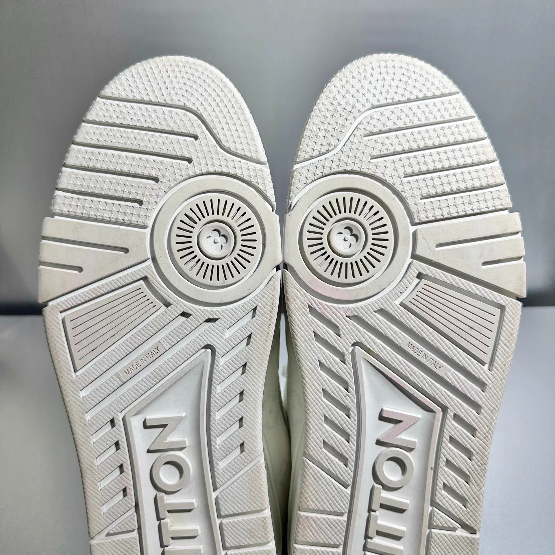 Louis Vuitton LV Trainer Monogram White Size 10/44 Excellent Condition Size US 10 / EU 43 - 8 Thumbnail