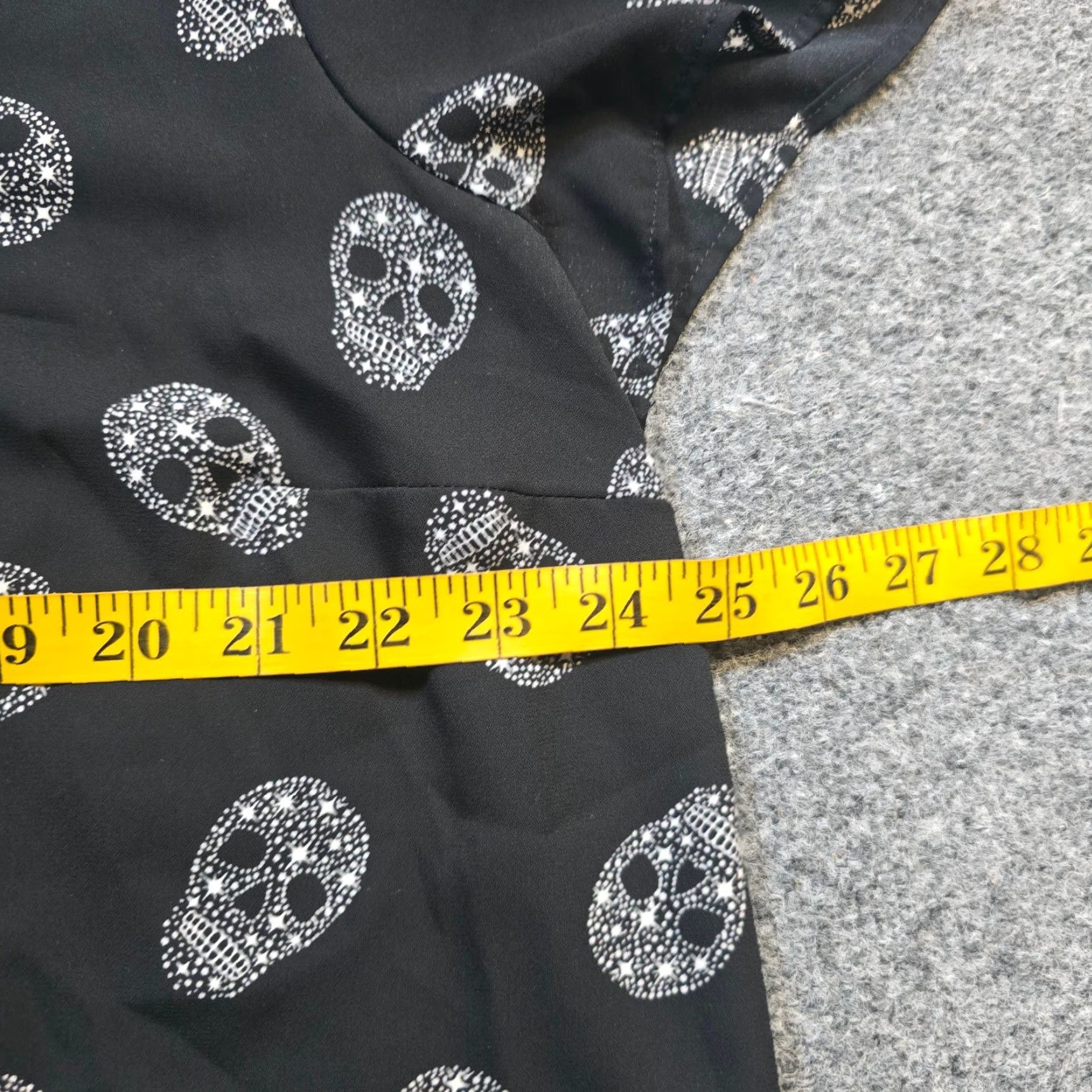Torrid Torrid Top Women 2X Black Skull Short Sleeve Round Neck Casual Goth Blouse Knit Rayon Spandex Halloween 90s? Size XXL / US 16-18 / IT 52-54 - 5 Thumbnail