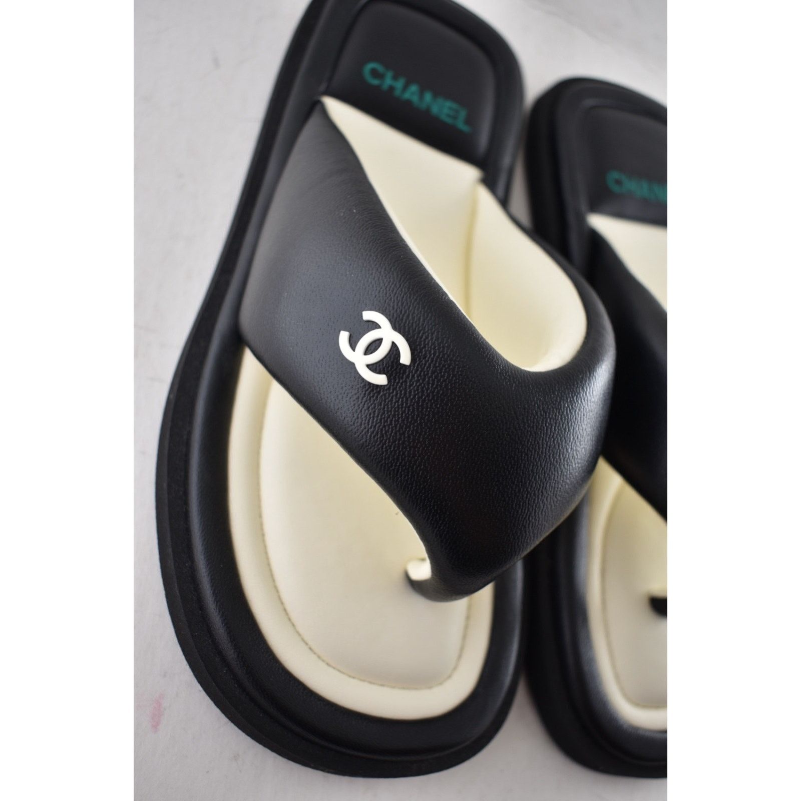 Chanel 22P Padded Pool Thong Logo Mule Slide Flat Sandal 36 Size US 6 / IT 36 - 7 Thumbnail