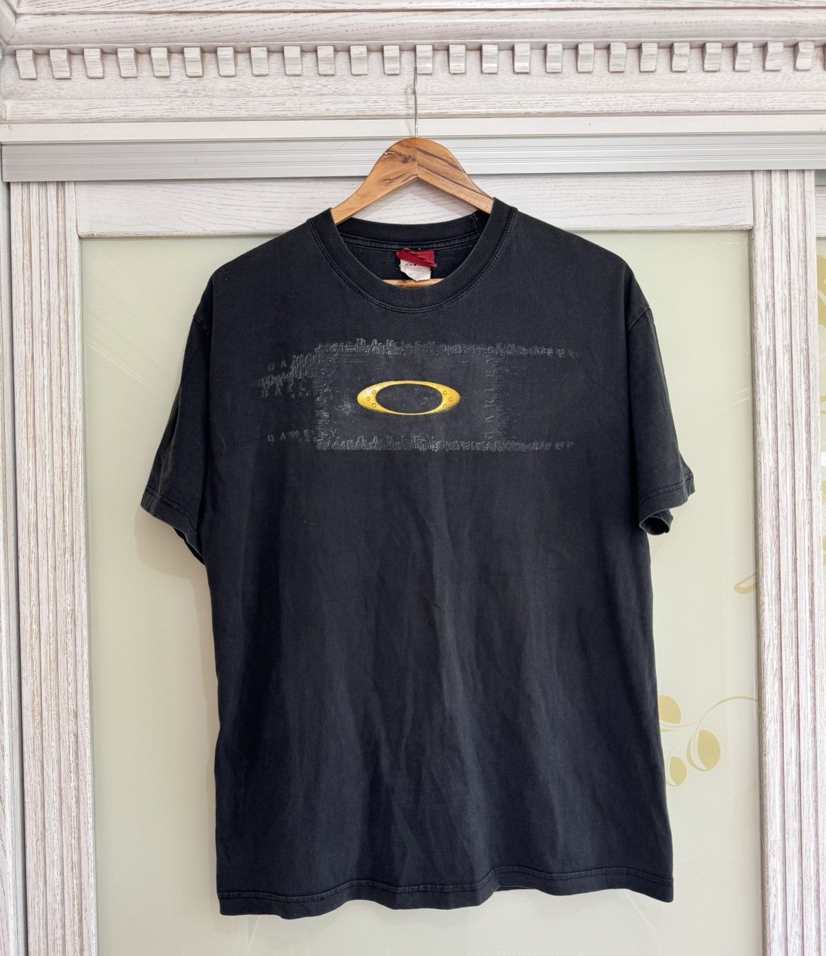 トップス OAKLEY Center Logo T-shirt Vintage 90s Oakley Central Big Logo Tee Vintage 1990s Size