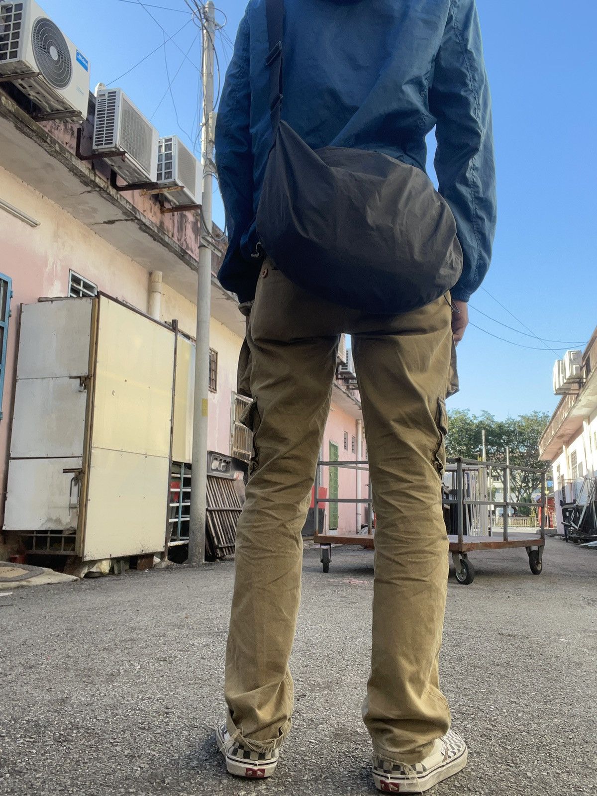 Japanese Brand × Jun Takahashi Undercover x uniqlo Sling Bag Size ONE SIZE - 6 Thumbnail