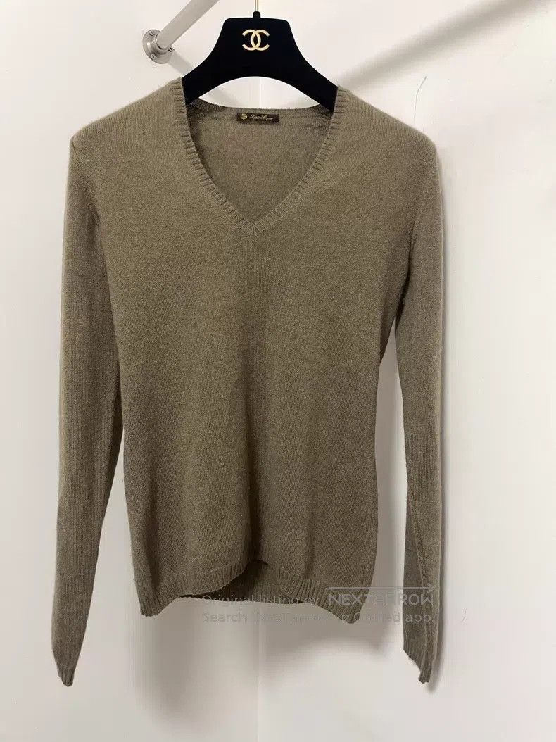 Loro Piana Loro Piana Cashmere V-neck sweater Size XS / US 0-2 / IT 36-38 - 1 Thumbnail