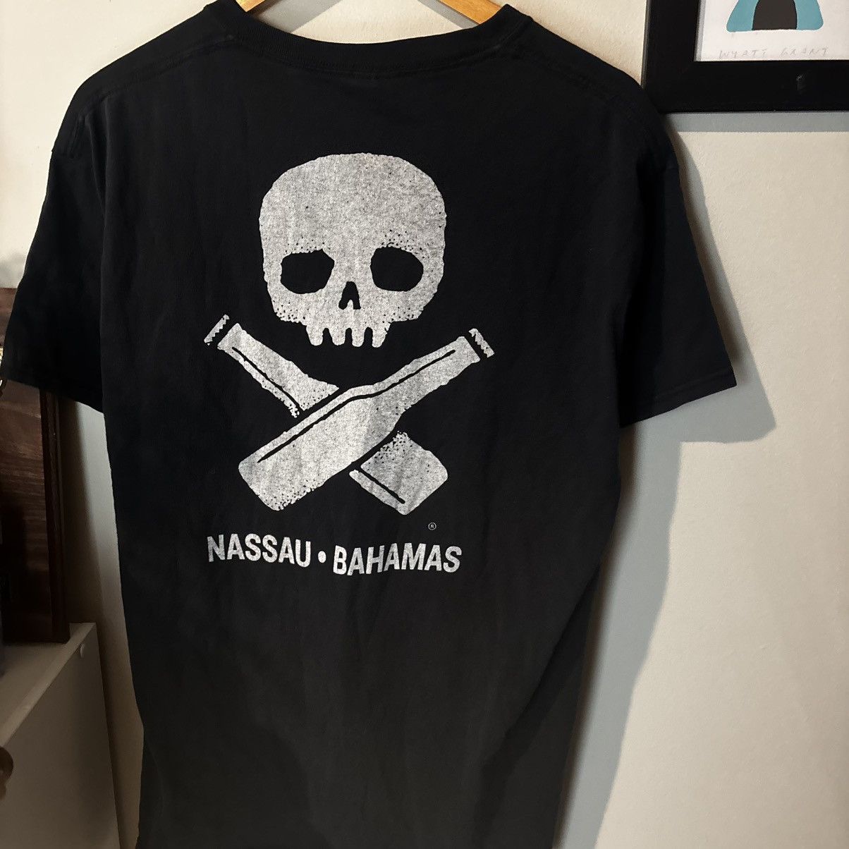 Gildan Y2K 2000s Nassau Bahamas Faded Black Skull T Shirt Size US L / EU 52-54 / 3 - 2 Thumbnail