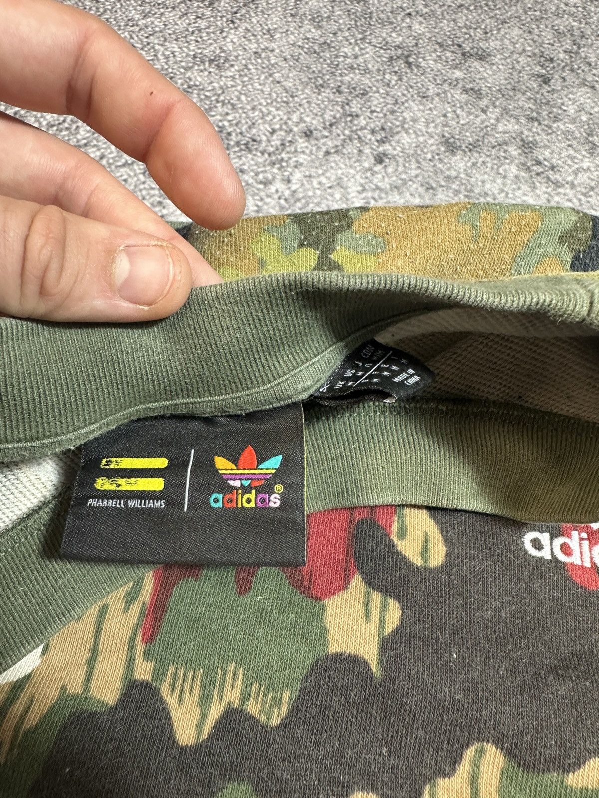 Adidas × Pharrell Hu Adidas Pharrell Williams Camo Sweatshirt Streetwear M Size US M / EU 48-50 / 2 - 5 Thumbnail
