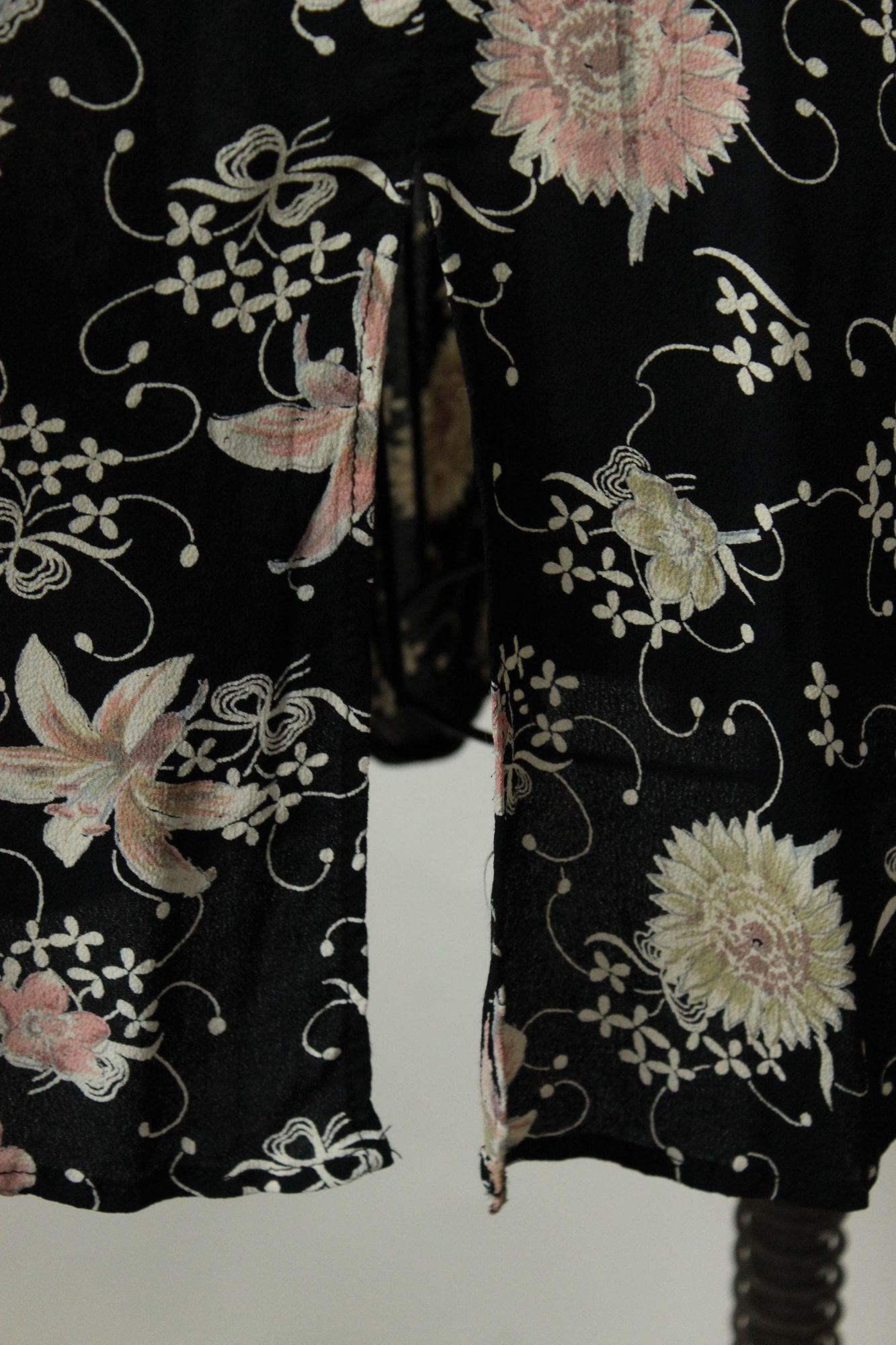 Vintage Vintage 1980's 1990s Dress, Zoe Black Floral Print Rayon Fro Size S / US 4 / IT 40 - 4 Thumbnail