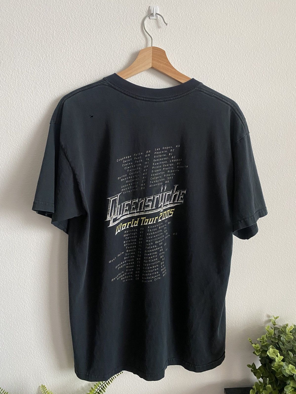 Band Tees Vintage 00s Queensryche Faded Band Tee Size US L / EU 52-54 / 3 - 2 Thumbnail