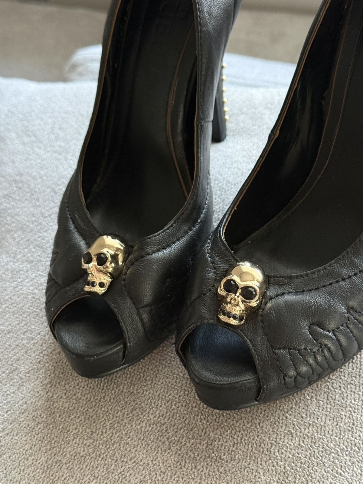 Alexander McQueen Alexander McQueen Gold Skull Black Leather Pumps Size US 10 / IT 40 - 4 Thumbnail
