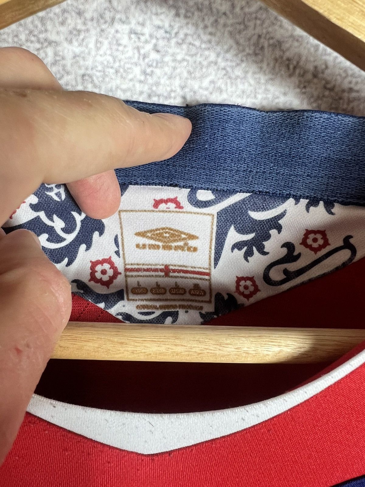 Umbro Vintage Umbro England 2008 Away Soccer Jersey Football Shirt Size US L / EU 52-54 / 3 - 9 Thumbnail
